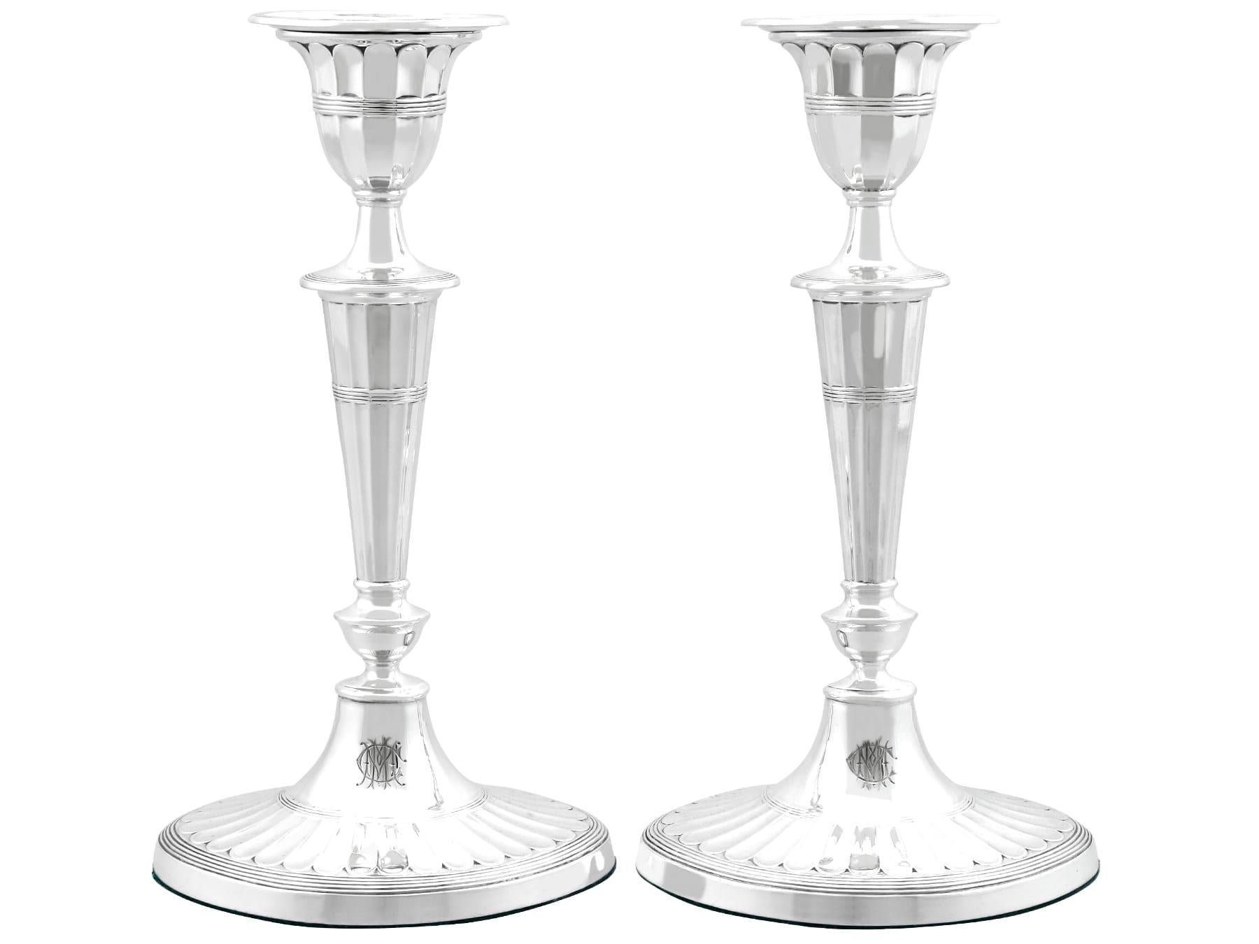 Un'eccezionale, raffinata e impressionante coppia di antichi candelieri inglesi edoardiani in argento sterling in stile Adams; un'aggiunta alla nostra collezione di argenteria antica.

Questi eccezionali, raffinati e imponenti candelabri antichi in
