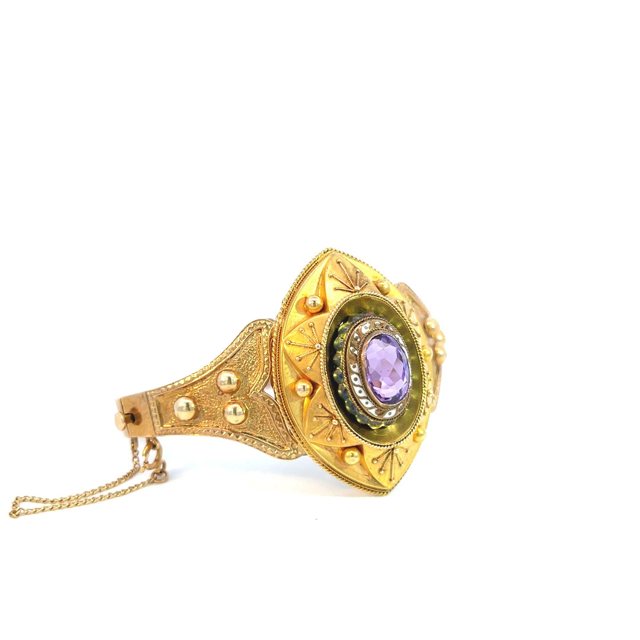 Bracelet ancien en améthyste de style édouardien, un trésor digne d'un musée.  Réalisé dans un mélange harmonieux d'or jaune 14 carats et d'or rose chaud, ce bracelet à charnière rayonne d'une beauté intemporelle qui transcende les générations. En