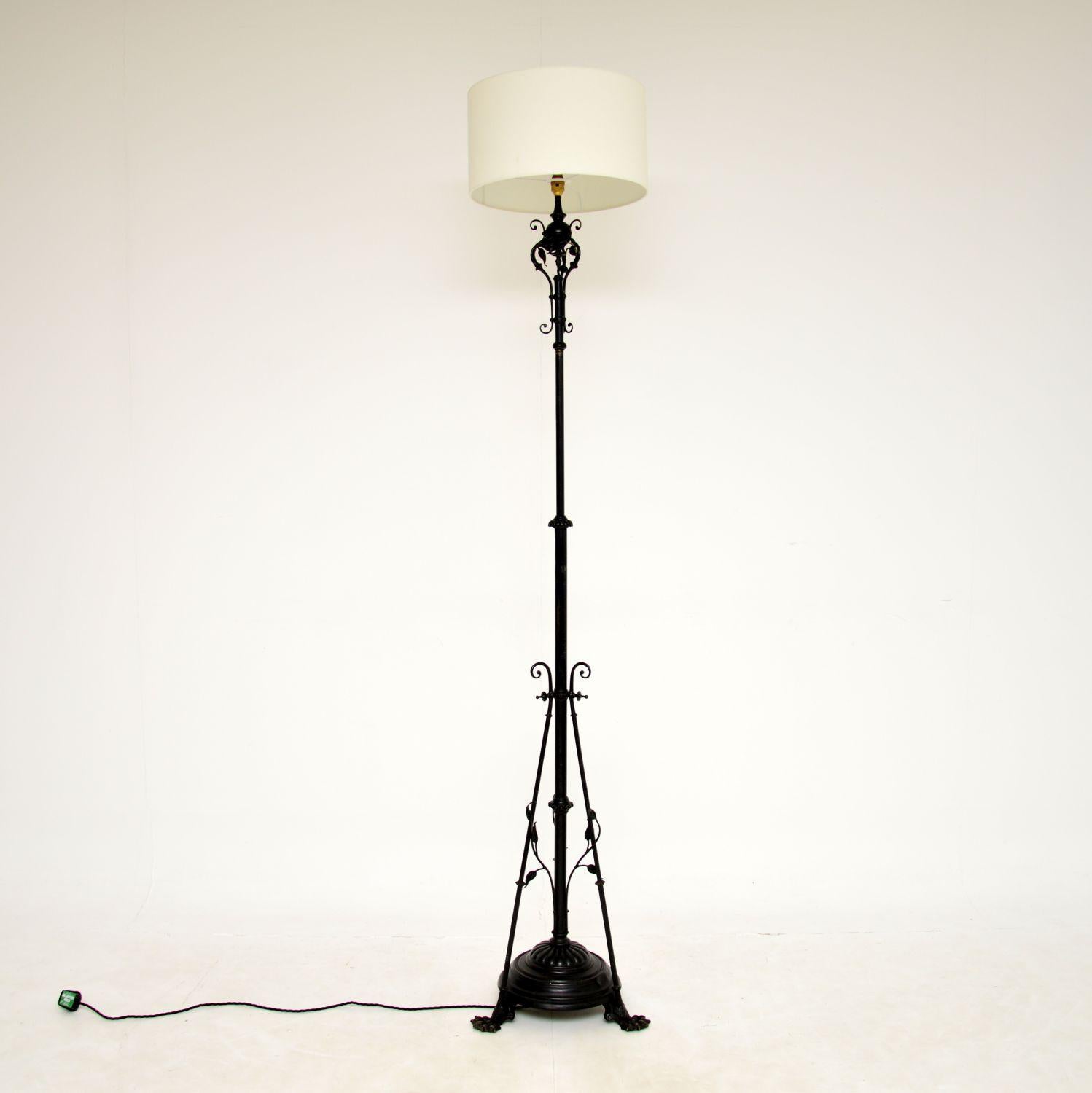 A beautiful original Art Nouveau period rise and fall floor lamp in ebonised iron. This was made in England, it dates from around 1900-1910.

The quality is amazing, this has stunning and intricate detail, it is very strong and heavy. The column has