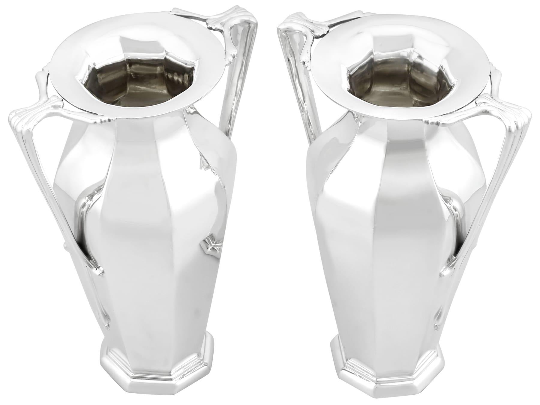 Un'eccezionale, raffinata e impressionante coppia di antichi vasi in argento sterling edoardiano in stile Art Nouveau; un'aggiunta alla nostra collezione di argenteria ornamentale.

Questi eccezionali vasi antichi in argento sterling edoardiano