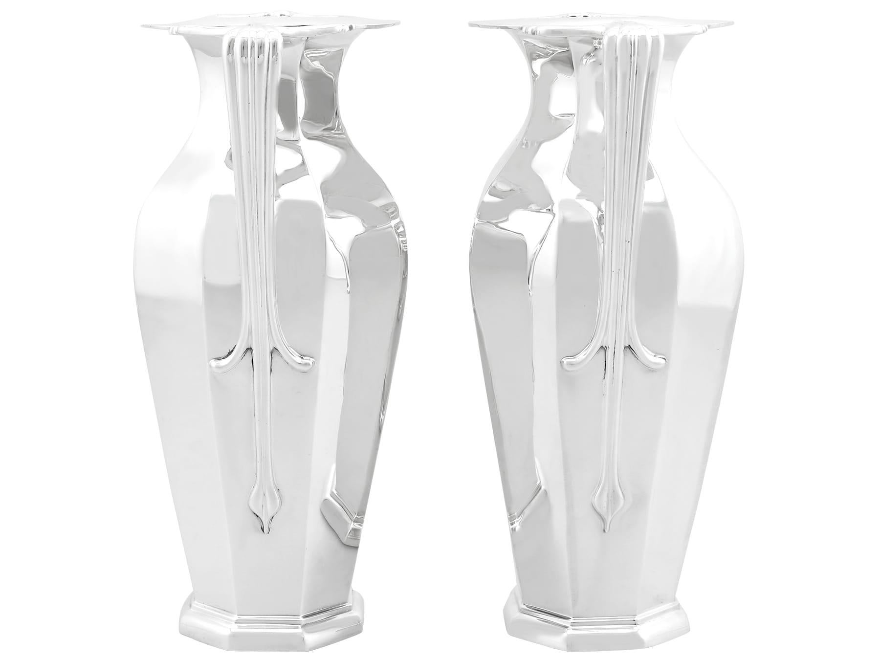 Inglese Antichi vasi in argento sterling in stile liberty edoardiano in vendita