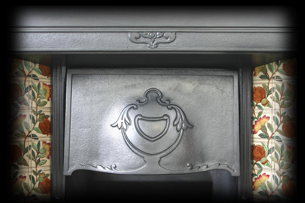 Antique Edwardian Arts & Crafts cast iron fireplace grate with adjustable canopy. Complete with a set of original antique fireplaces tiles in the Arts & Crafts style.

Finished with traditional black grate polish and ready for a solid fuel fire,