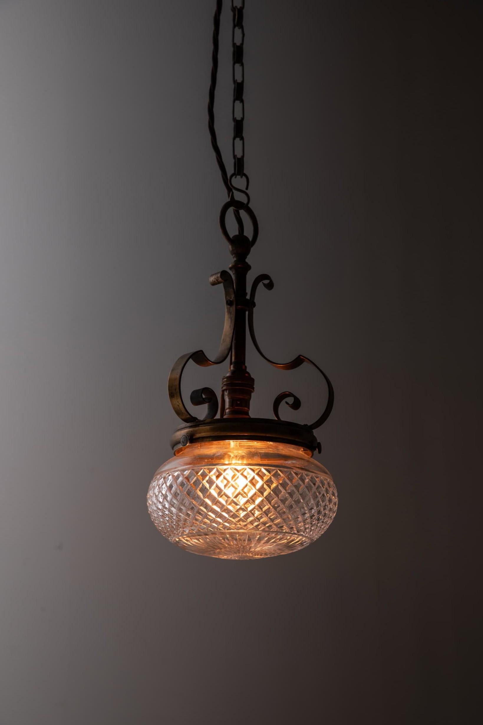 Une superbe lampe suspendue en verre taillé, fabriquée par des experts en Angleterre. C.C..

Magnifique conception et forme, abat-jour en verre taillé à la main en forme de coupe soutenu par sa galerie en laiton d'origine - conçu et construit dans