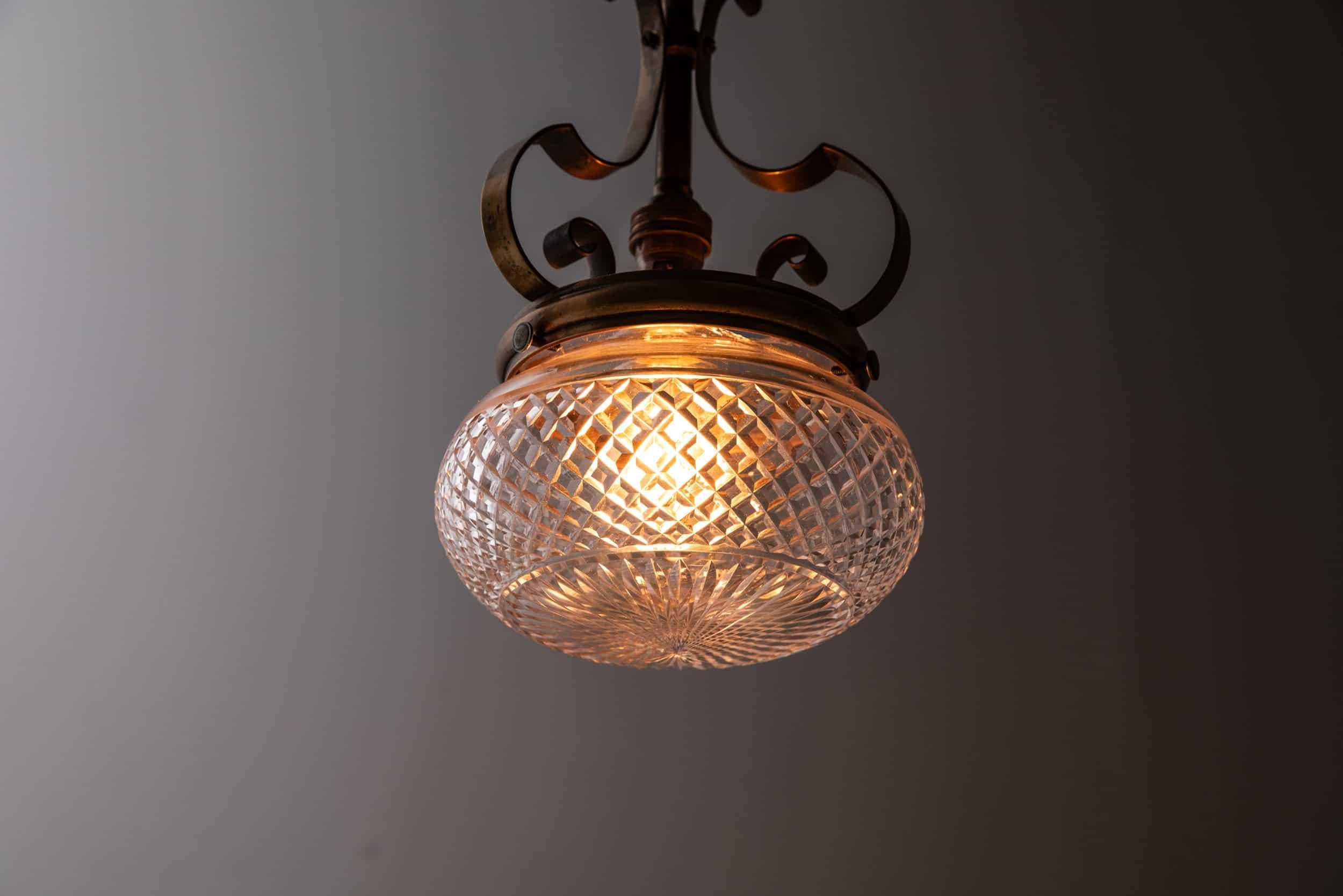 Laiton Antique lampe suspendue à bol en verre taillé et orné, A.I C.C., Edwardian Arts & Crafts, C.1910 en vente