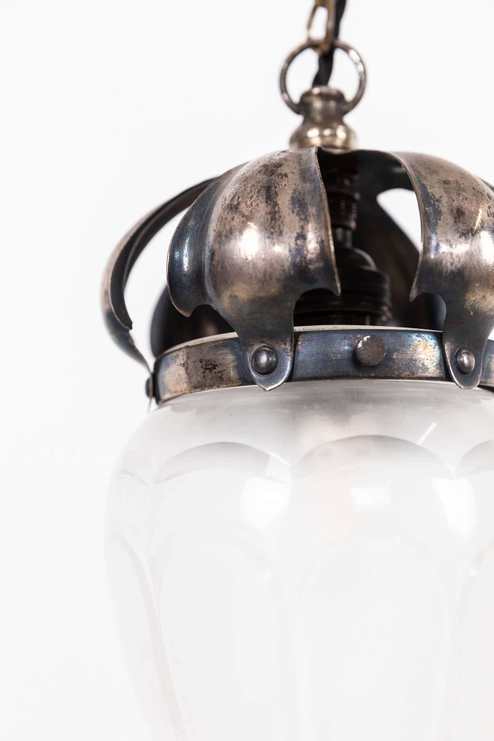 Suspension en verre taillé en forme de pilier, de très belle facture, A.I.C., vers 1900.

D'une conception et d'une forme magnifiques, l'abat-jour en verre délicatement taillé à la main et dépoli est soutenu par sa galerie d'origine en laiton