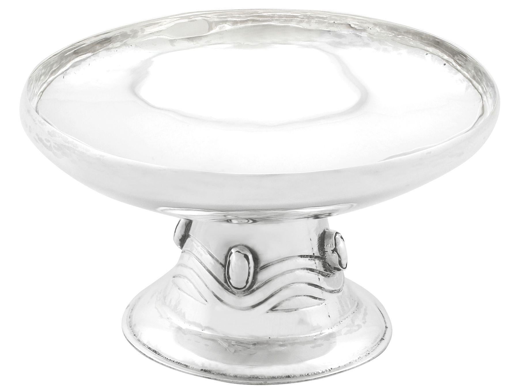 An exceptional, fine and impressive antique Edwardian English sterling silver bon bon dish made in the Arts & Crafts style; an addition to our silver dining collection

This exceptional antique silver bon bon dish, in sterling standard, has a