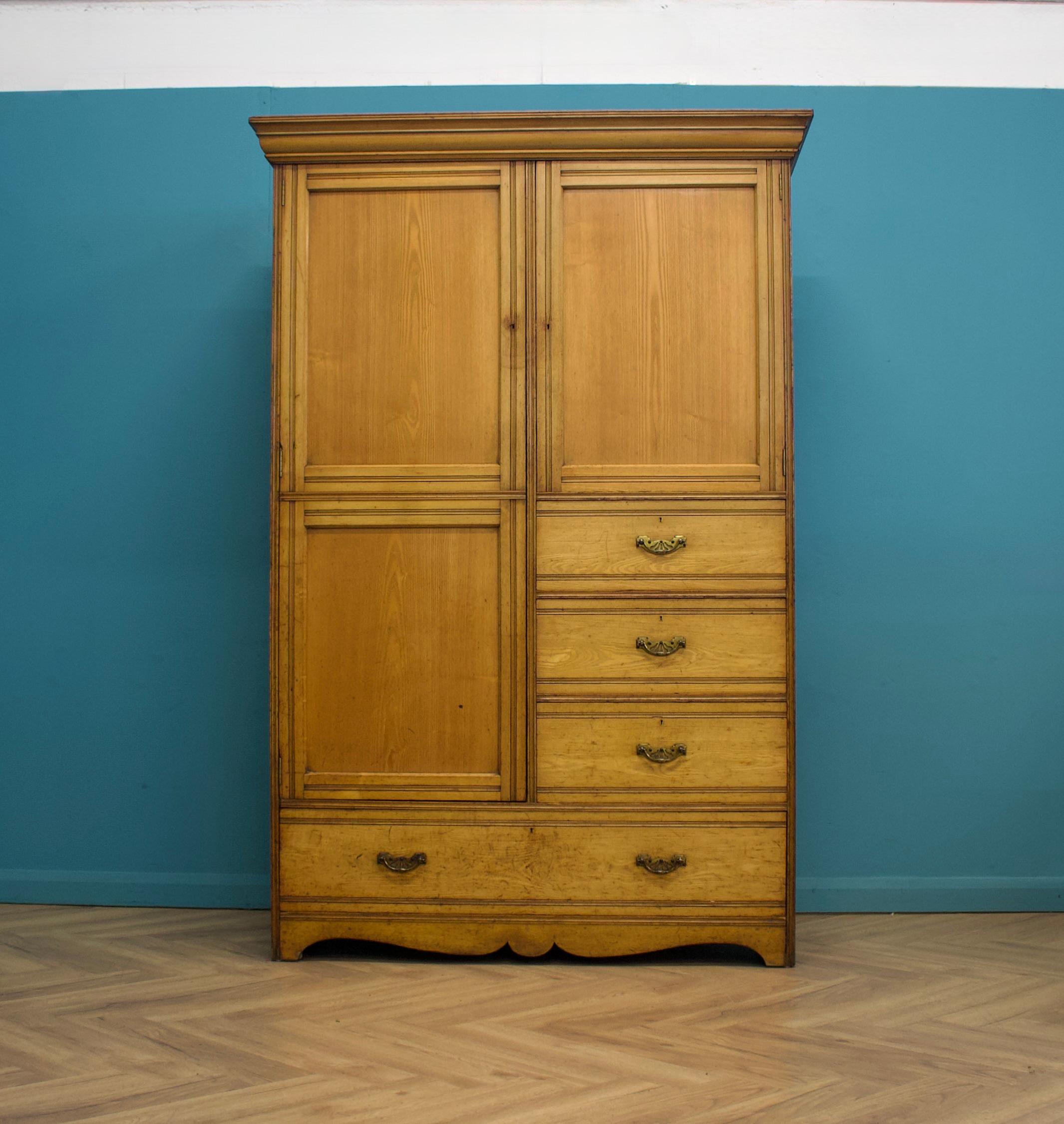 Ein Edwardian Esche Kombination Kleiderschrank oder Halle Robe - circa 1900s.
 
Es gibt zwei Fächer - eines mit einer Kleiderstange und Kleiderhaken, das andere mit einem Regal.
Im unteren Bereich befinden sich drei weitere kleinere Schubladen und