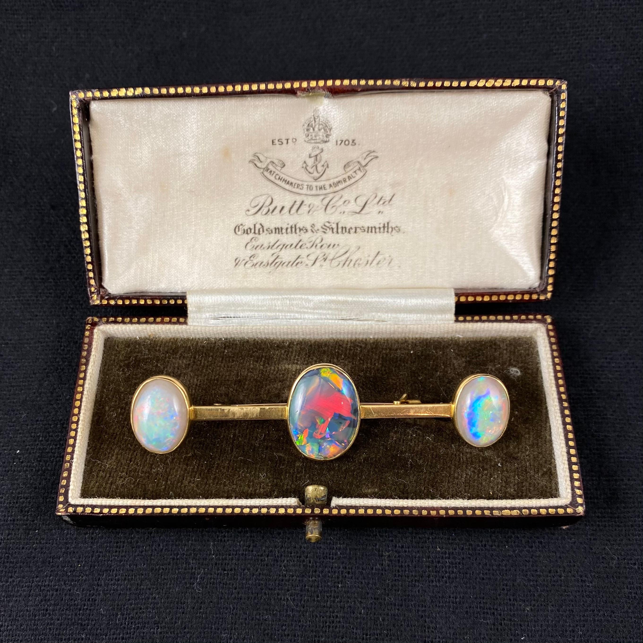 Antike Edwardian 5 Karat australischer schwarzer Opal Brosche Anhänger Gelbgold 1900er Jahre (Ovalschliff) im Angebot
