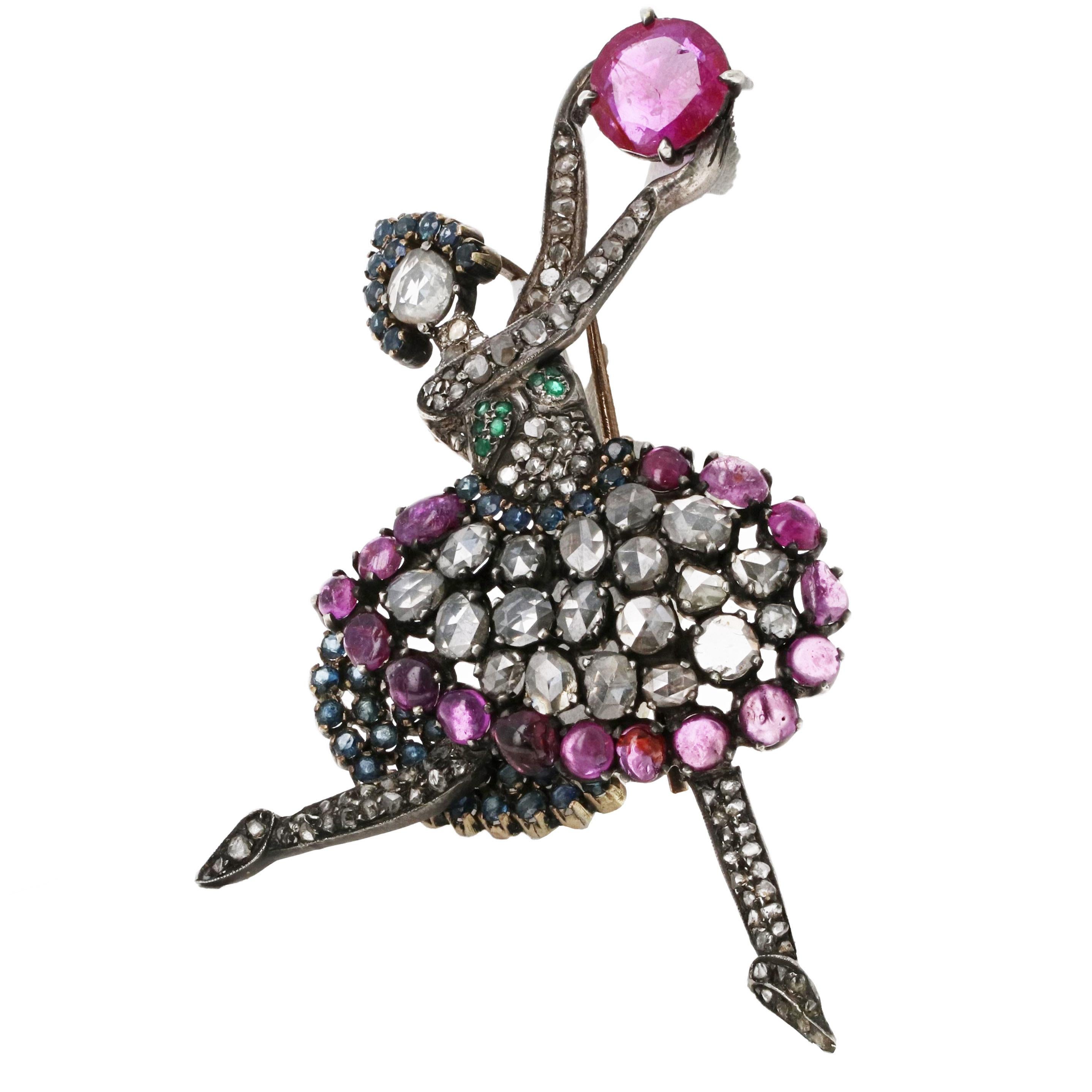 Este exquisito broche de bailarina eduardiano antiguo es una impresionante obra de arte. Está magistralmente elaborado en oro blanco de 18 quilates y adornado con un vibrante rubí de Birmania sin calor certificado por el GIA. El punto focal de esta