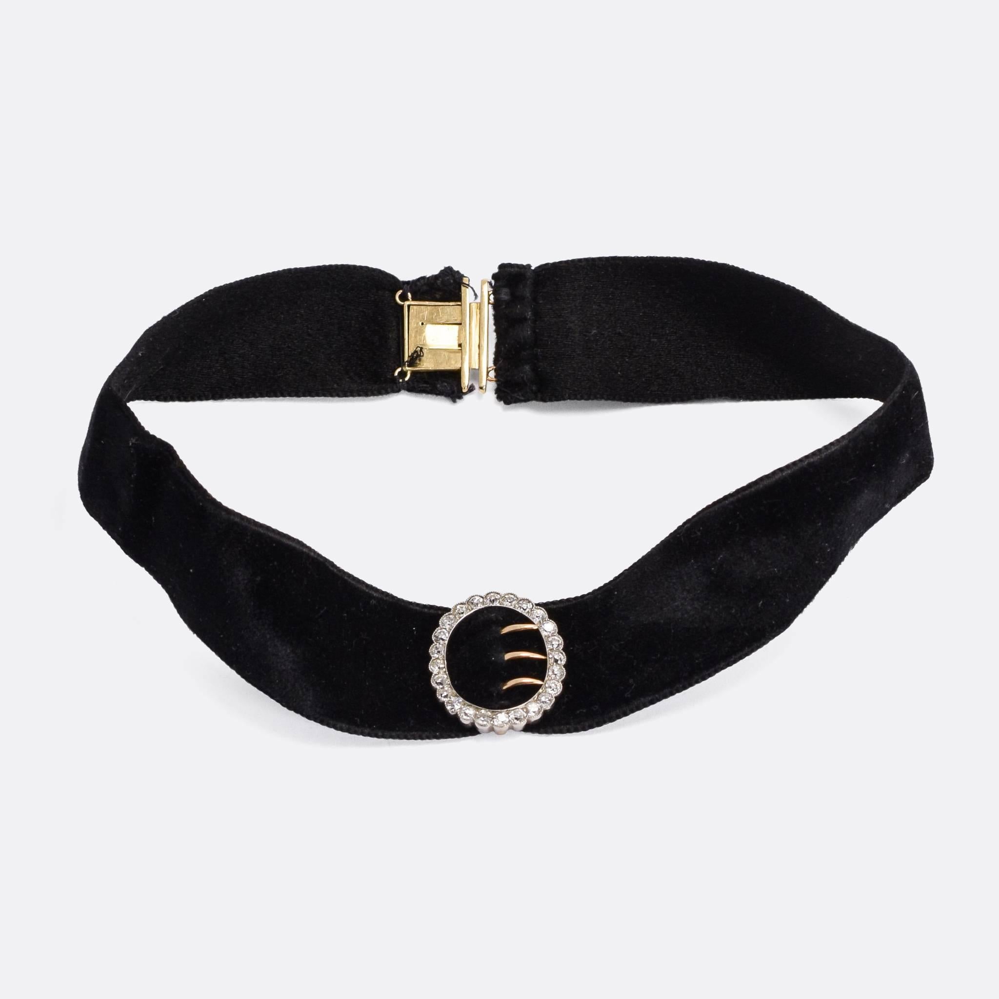Antique Edwardian Black Velvet Collar with Diamond Buckle In Excellent Condition In Sale, Cheshire