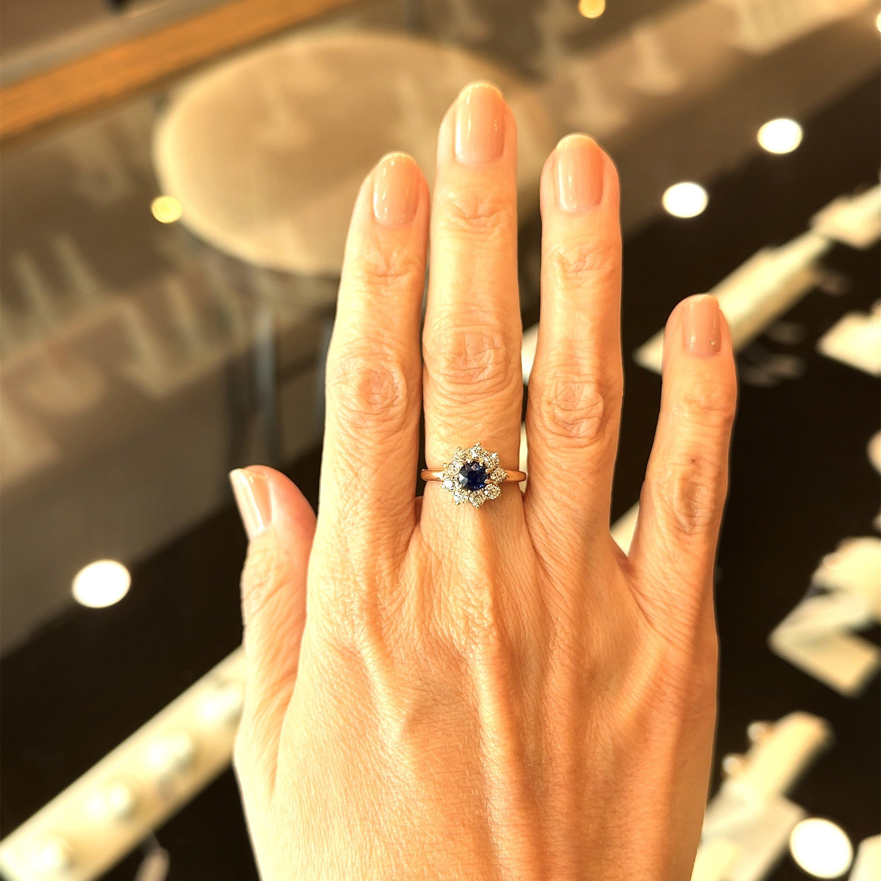 Antiker edwardianischer blauer Saphir-Diamant-Cluster-Ring  im Angebot 1