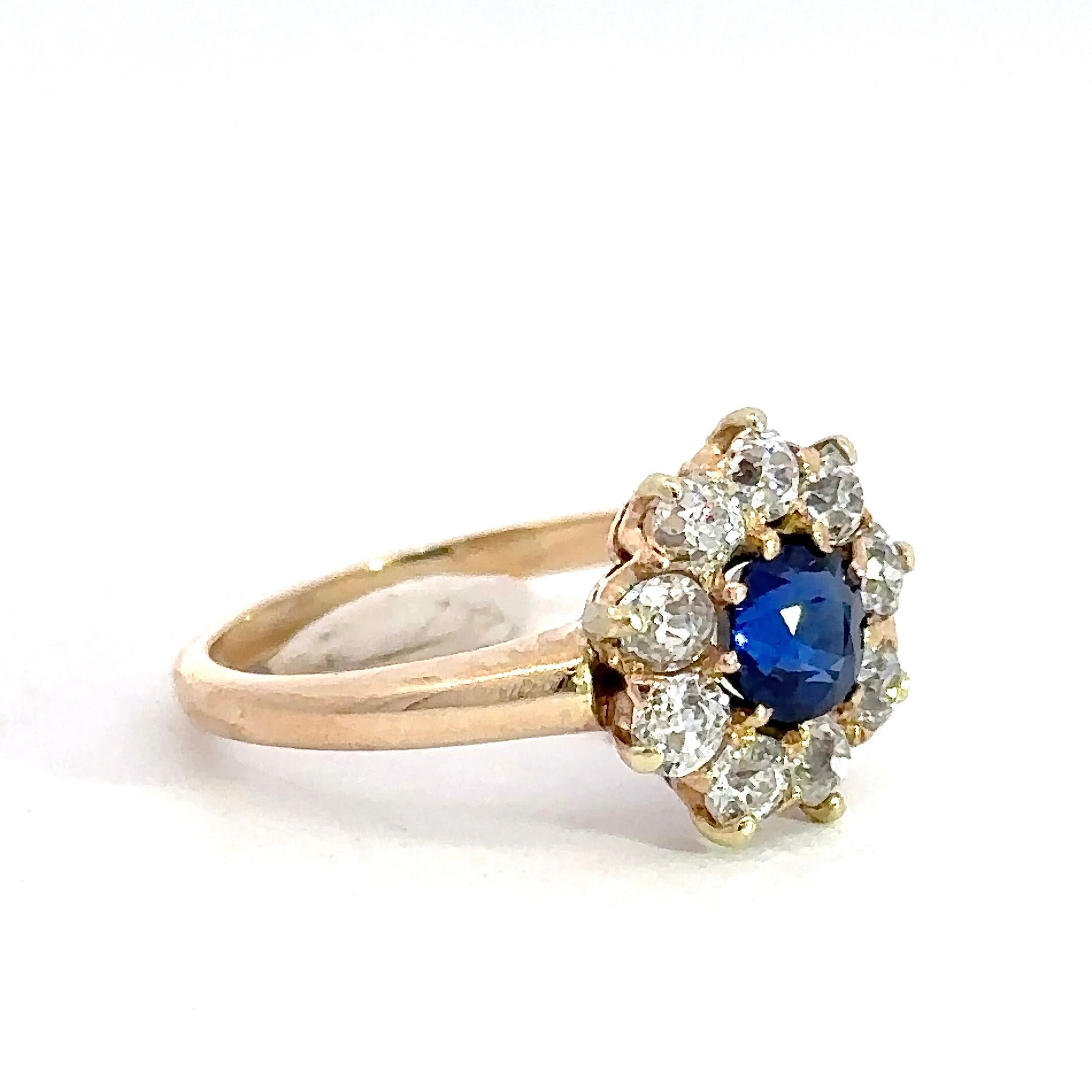 Antiker edwardianischer blauer Saphir-Diamant-Cluster-Ring  im Angebot 3