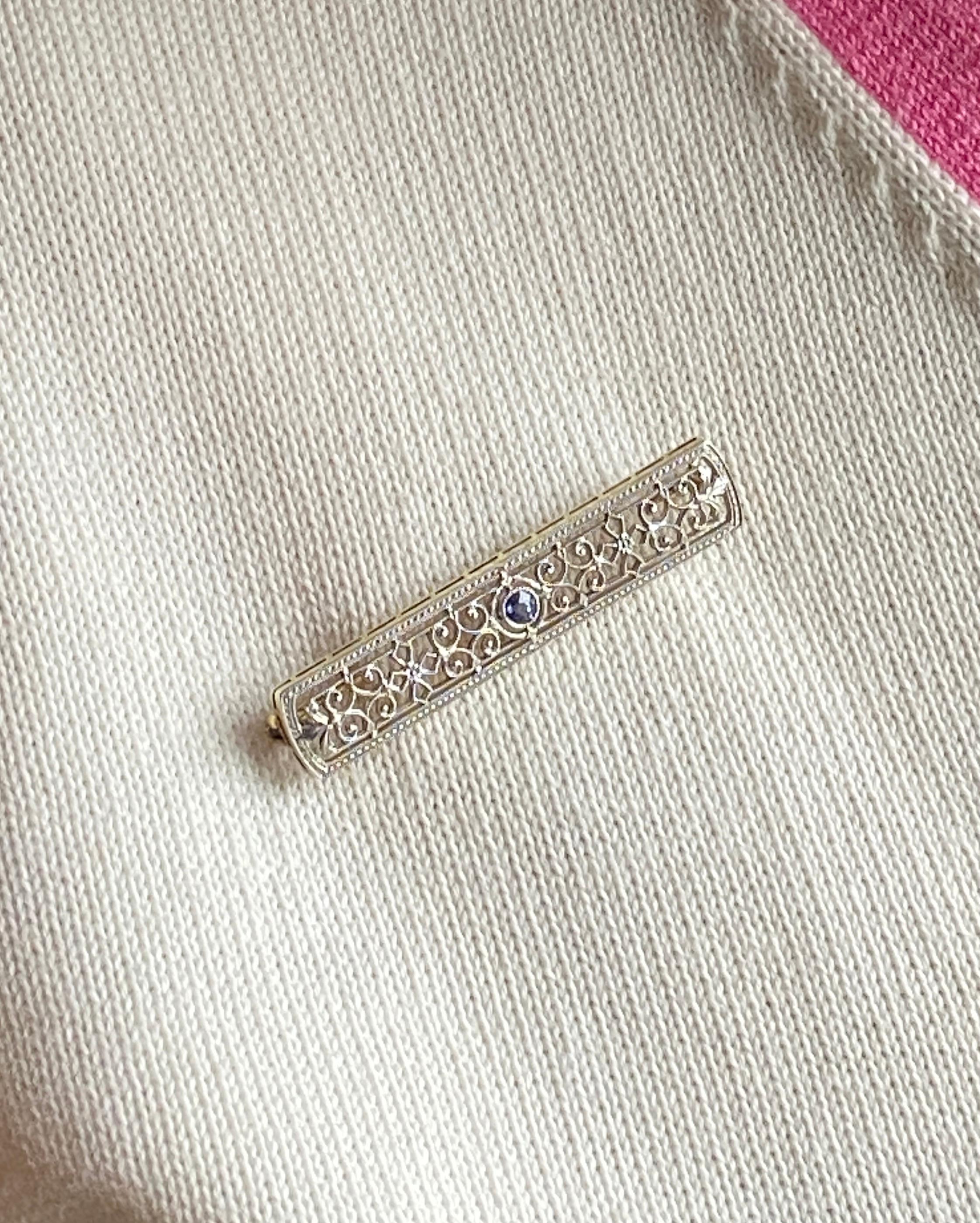Antique Edwardian Blue Sapphire Filigree Platinum and Yellow Gold Brooch For Sale 6