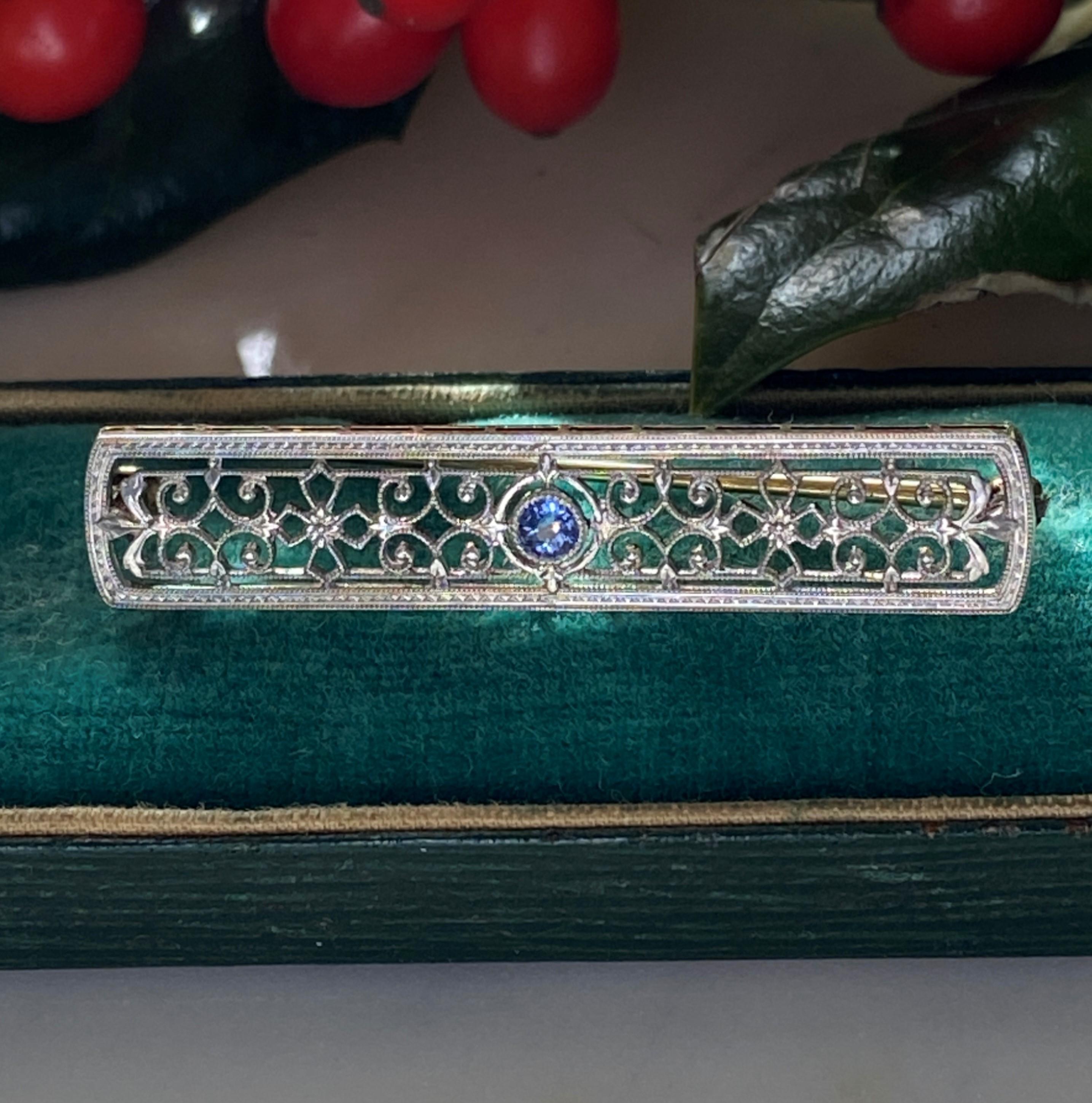 Antique Edwardian Blue Sapphire Filigree Platinum and Yellow Gold Brooch For Sale 4