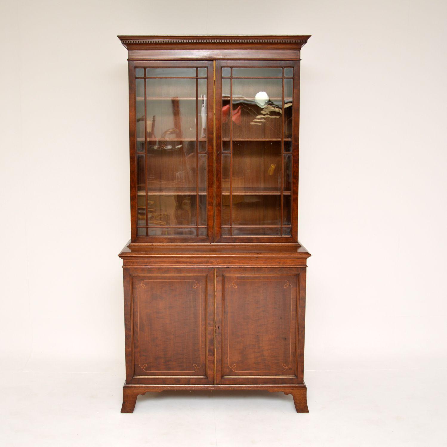 Ein ausgezeichnetes antikes Bücherregal aus der Edwardian Sheraton Revival Zeit. Sie wurde in England hergestellt und stammt aus der Zeit zwischen 1900 und 1910.

Es ist von erstaunlicher Qualität und hat eine schöne Größe. Das Holz hat einen