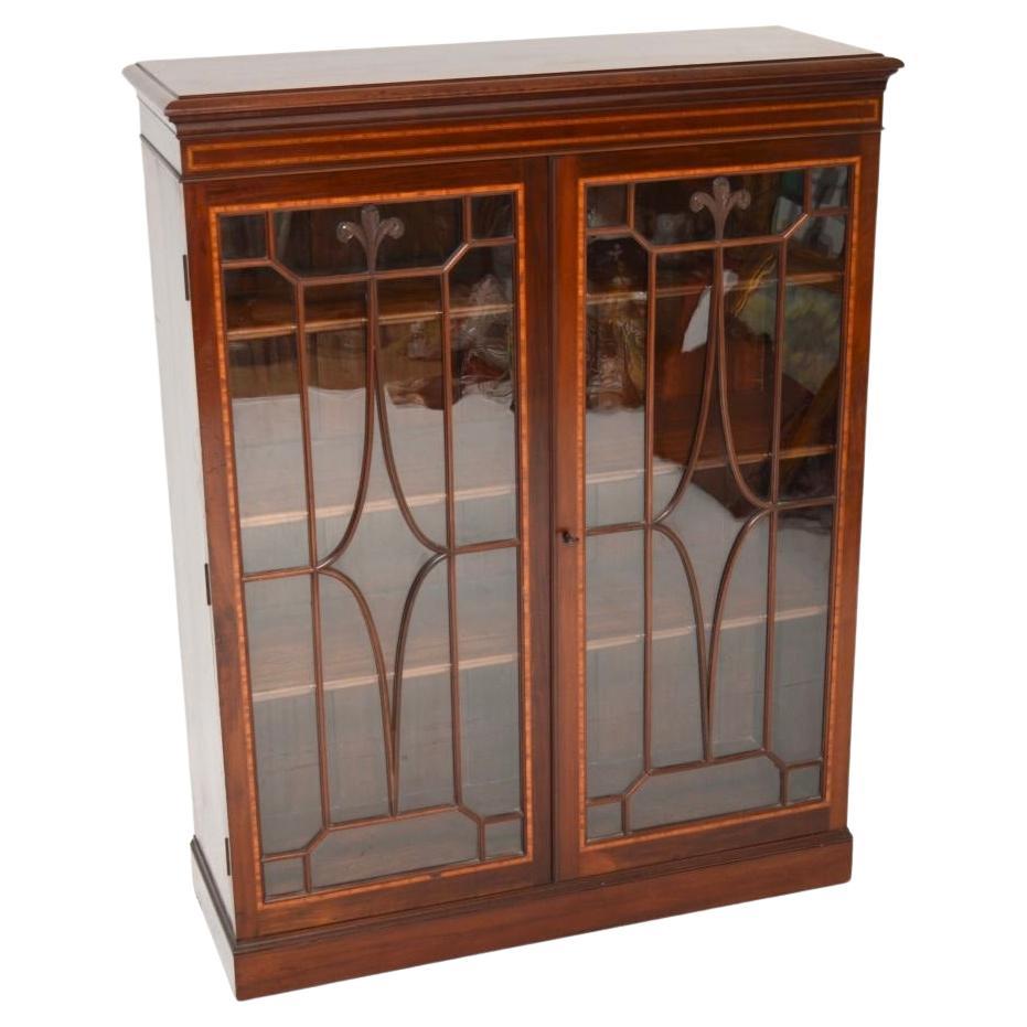 A smart and extremely well made antique Edwardian bookcase. This was made in England, it dates from around 1900-1910.

The quality is outstanding, this a great size and offers plenty of storage space with three adjustable shelves. The carcass is