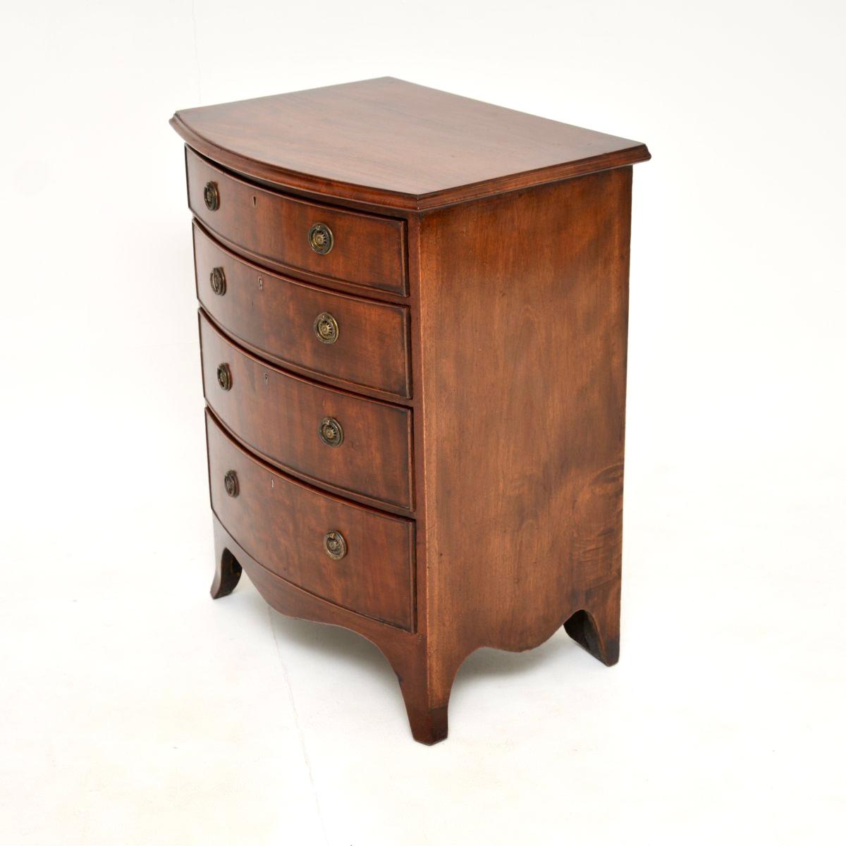 Britannique Commode ancienne édouardienne à front arrondi en vente