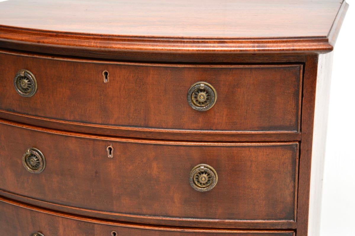 Bois Commode ancienne édouardienne à front arrondi en vente