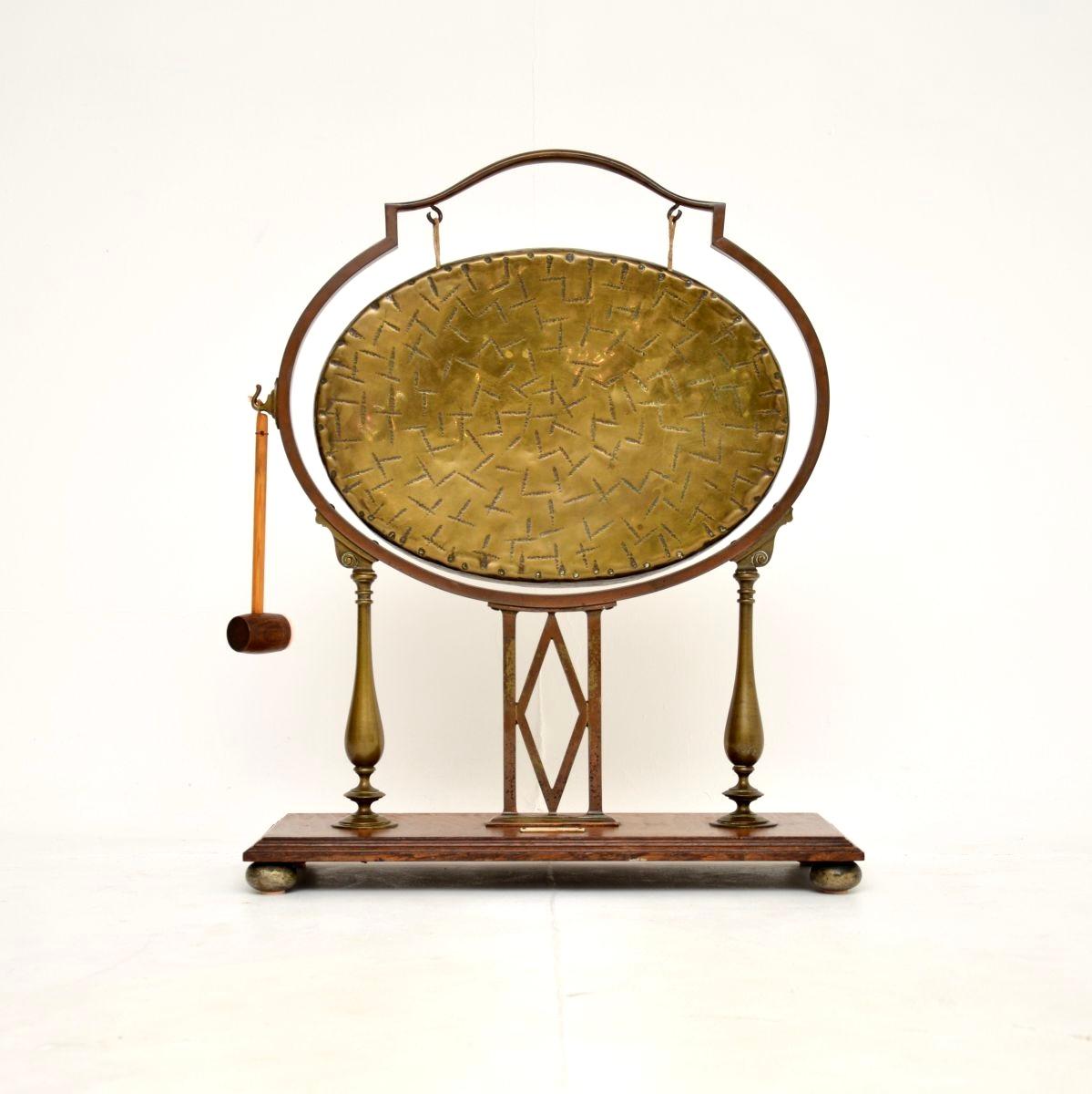 Ein wundervoller antiker edwardianischer Gong aus Messing und Eiche, der in England hergestellt wurde und aus den Jahren 1900-1910 stammt.

Es ist ein wunderbares Stück, groß, beeindruckend und von hervorragender Qualität. Auf dem massiven