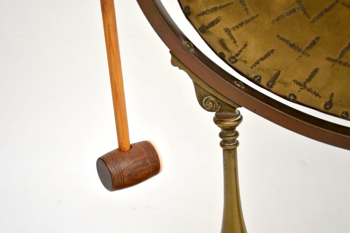 Antiker Edwardianischer Gong aus Messing und Eiche im Angebot 1