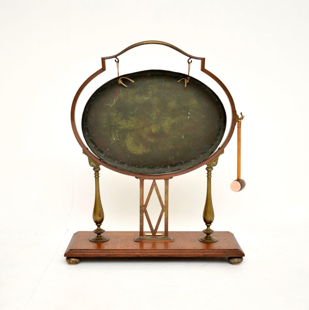 Antiker Edwardianischer Gong aus Messing und Eiche im Angebot 3