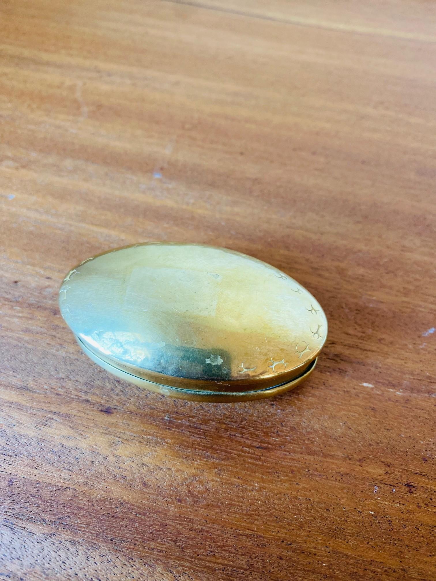 Antique Edwardian Brass Snuff Box In Good Condition For Sale In San Diego, CA