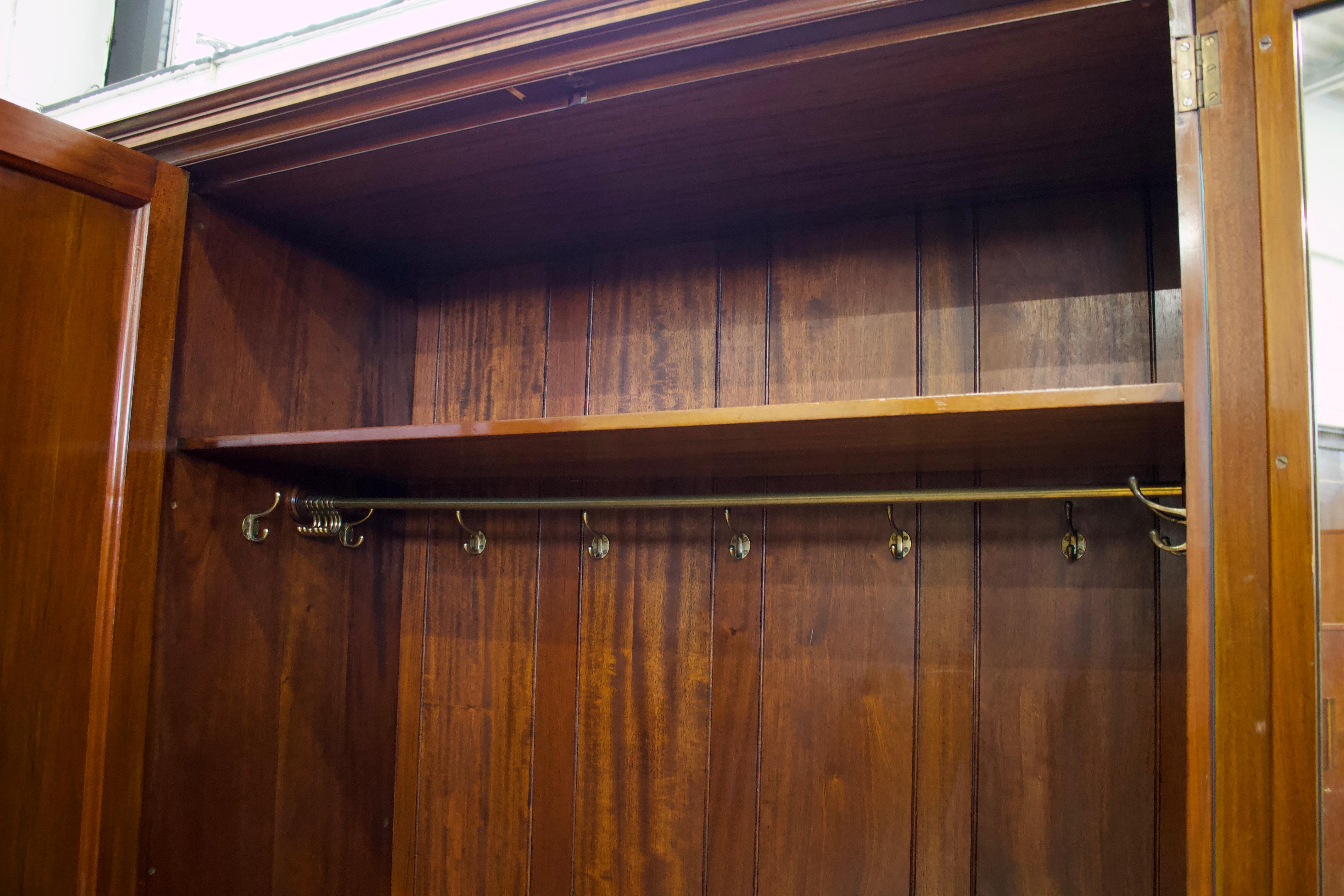 Antique British Burr Compactum Triple Door Wardrobe, 1900s im Angebot 3