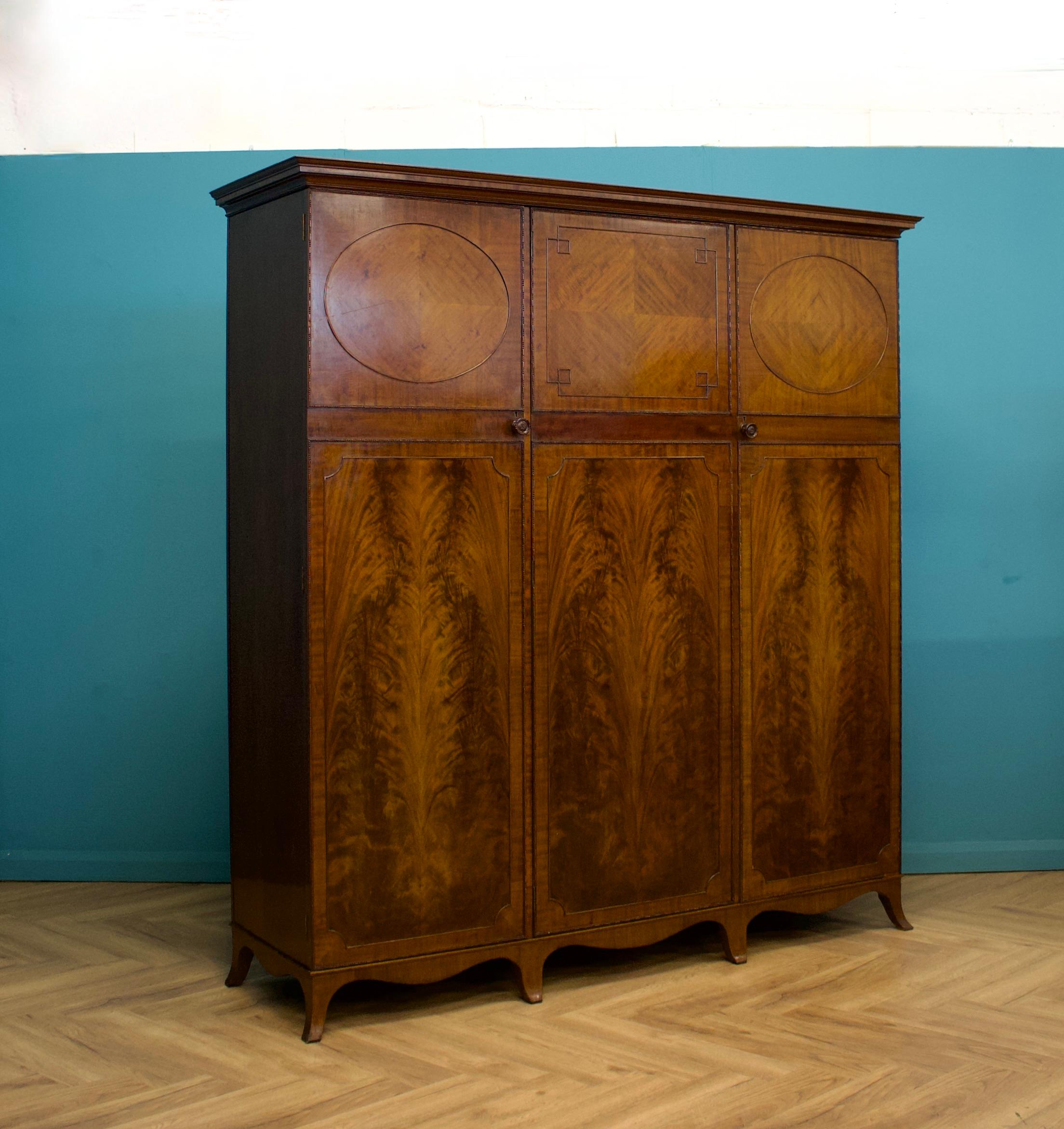 Eine schöne Qualität Edwardian Mahagoni dreifach Tür Kleiderschrank, circa 1900s.

Das Innere ist mit einer Kleiderstange und einem Regal auf der einen Seite und einem Regal und Schubladen auf der anderen Seite ausgestattet.
Außerdem befindet sich