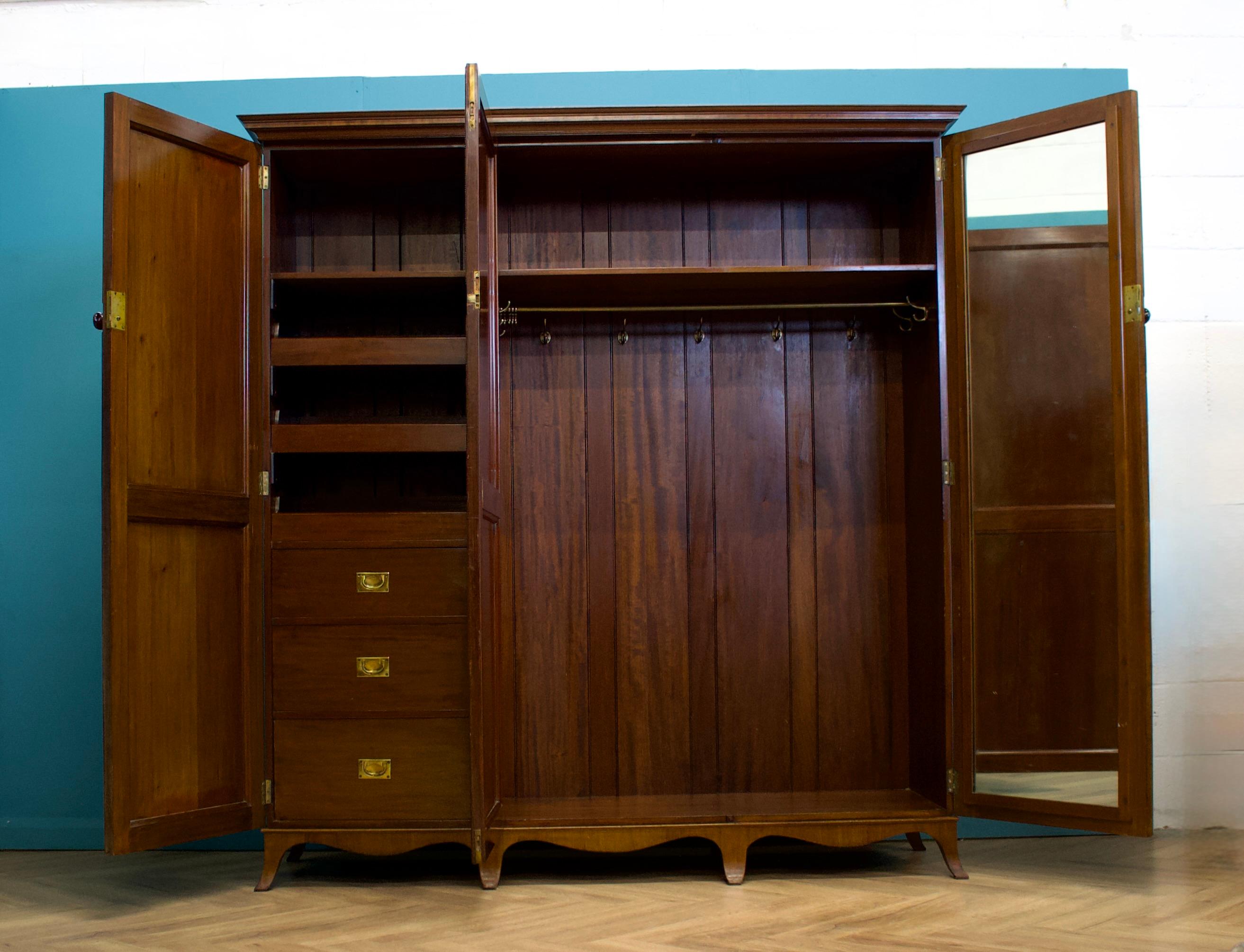 Antique British Burr Compactum Triple Door Wardrobe, 1900s (Art déco) im Angebot