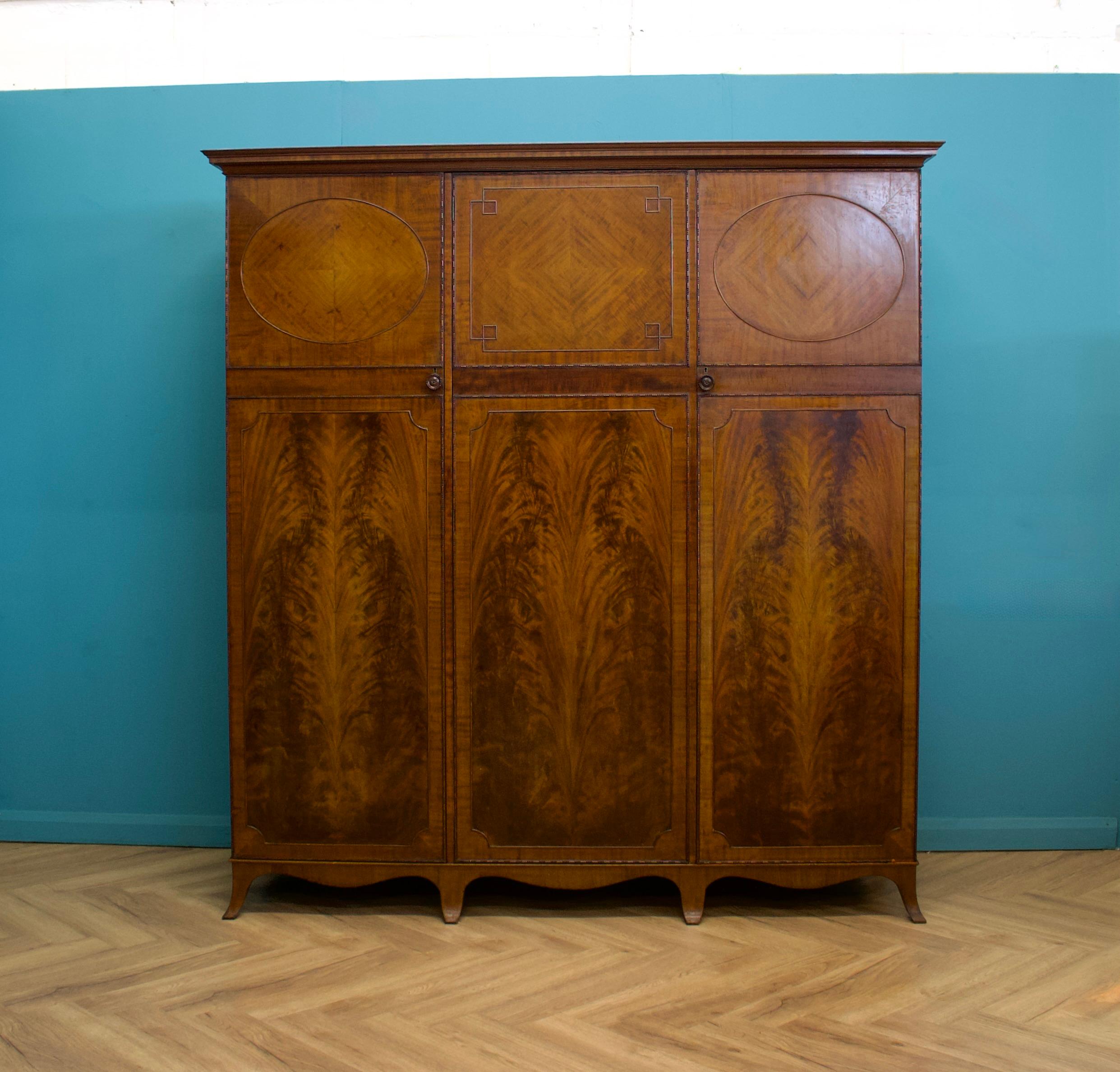 Antique British Burr Compactum Triple Door Wardrobe, 1900s (Britisch) im Angebot