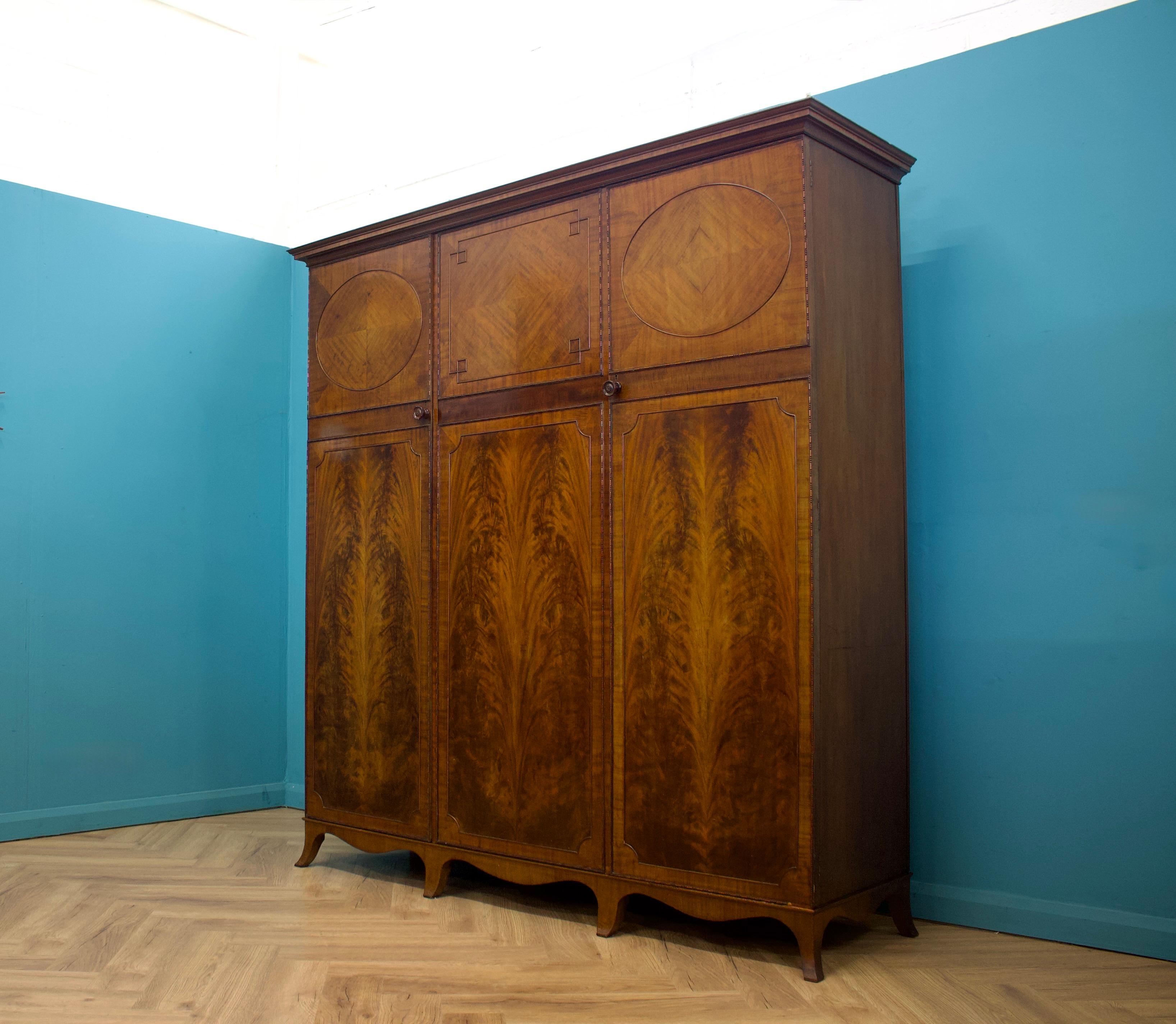 Antique British Burr Compactum Triple Door Wardrobe, 1900s (Furnier) im Angebot