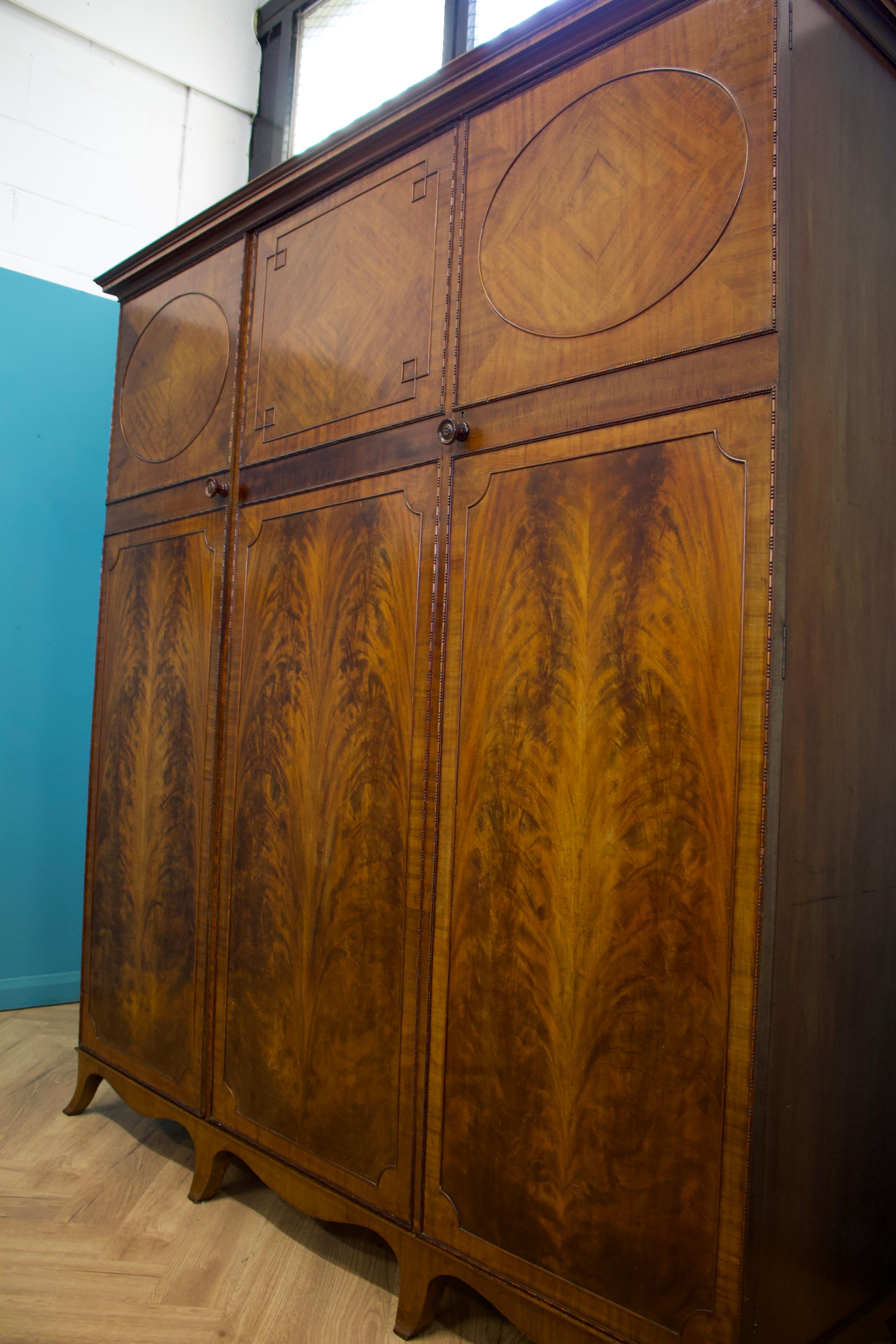 Antique British Burr Compactum Triple Door Wardrobe, 1900s im Zustand „Gut“ im Angebot in South Shields, GB