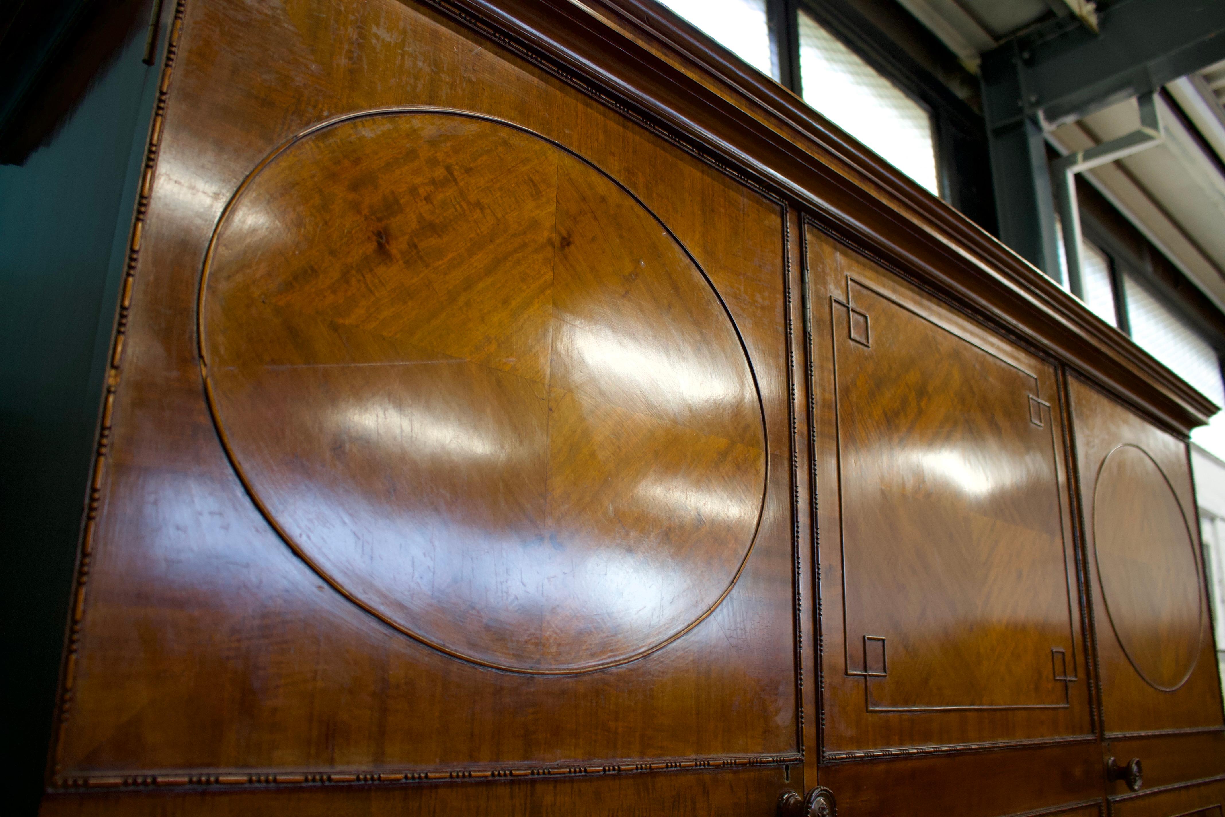 Antique British Burr Compactum Triple Door Wardrobe, 1900s (Frühes 20. Jahrhundert) im Angebot