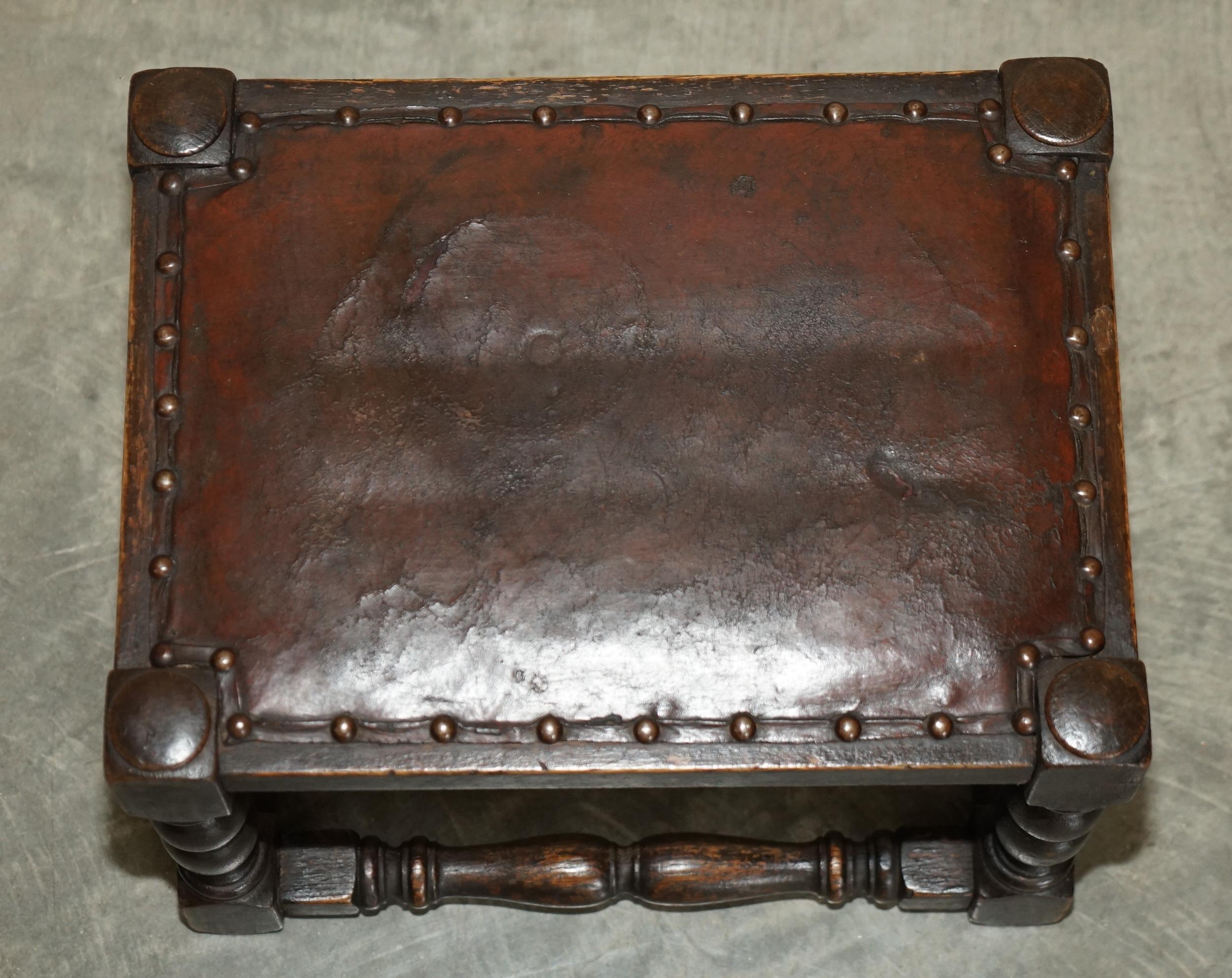 Édouardien Petit repose-pieds édouardien ancien en cuir marron et chêne anglais vers 1900-1910 en vente