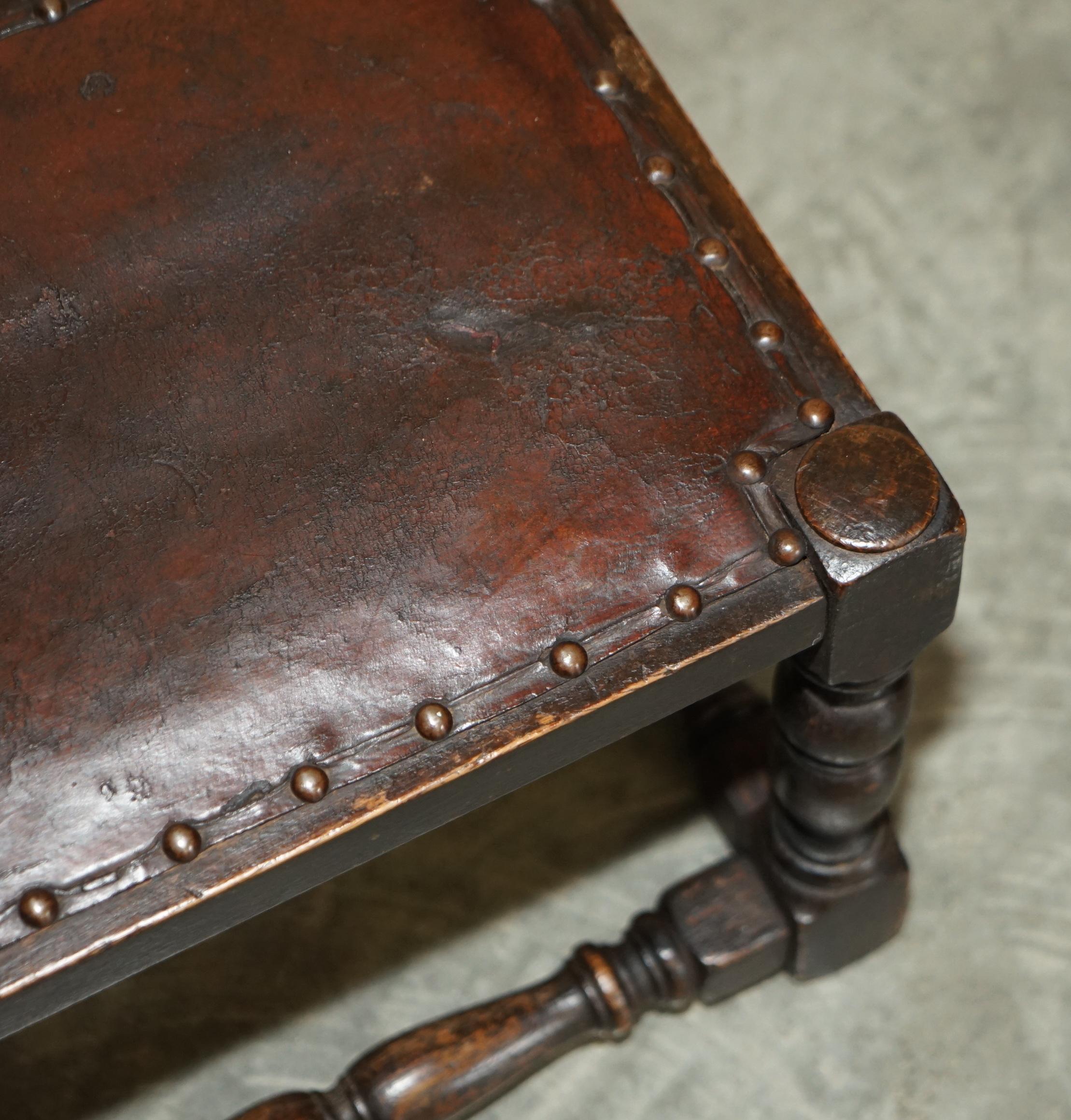 Fait main Petit repose-pieds édouardien ancien en cuir marron et chêne anglais vers 1900-1910 en vente