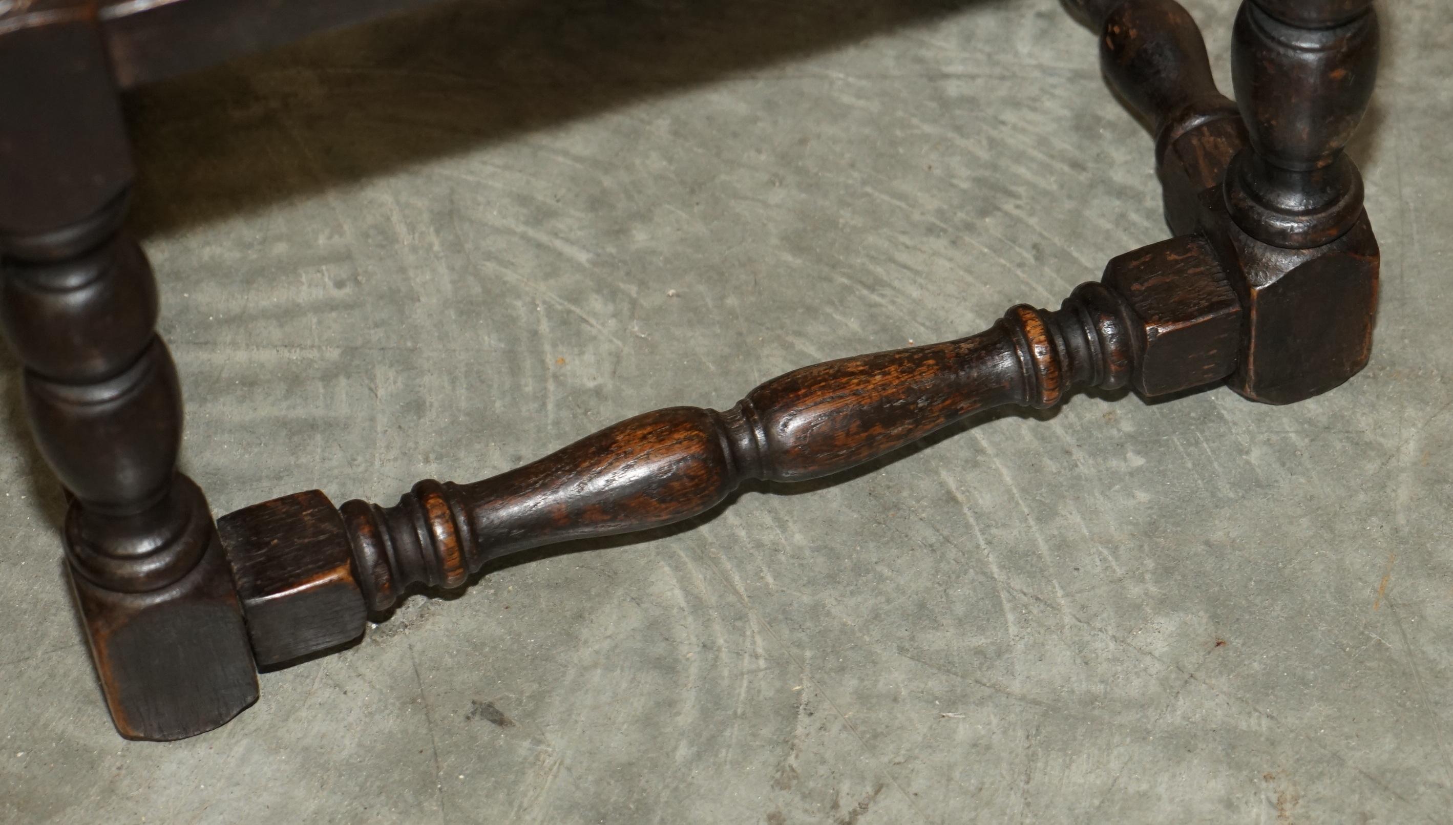 Début du 20ème siècle Petit repose-pieds édouardien ancien en cuir marron et chêne anglais vers 1900-1910 en vente