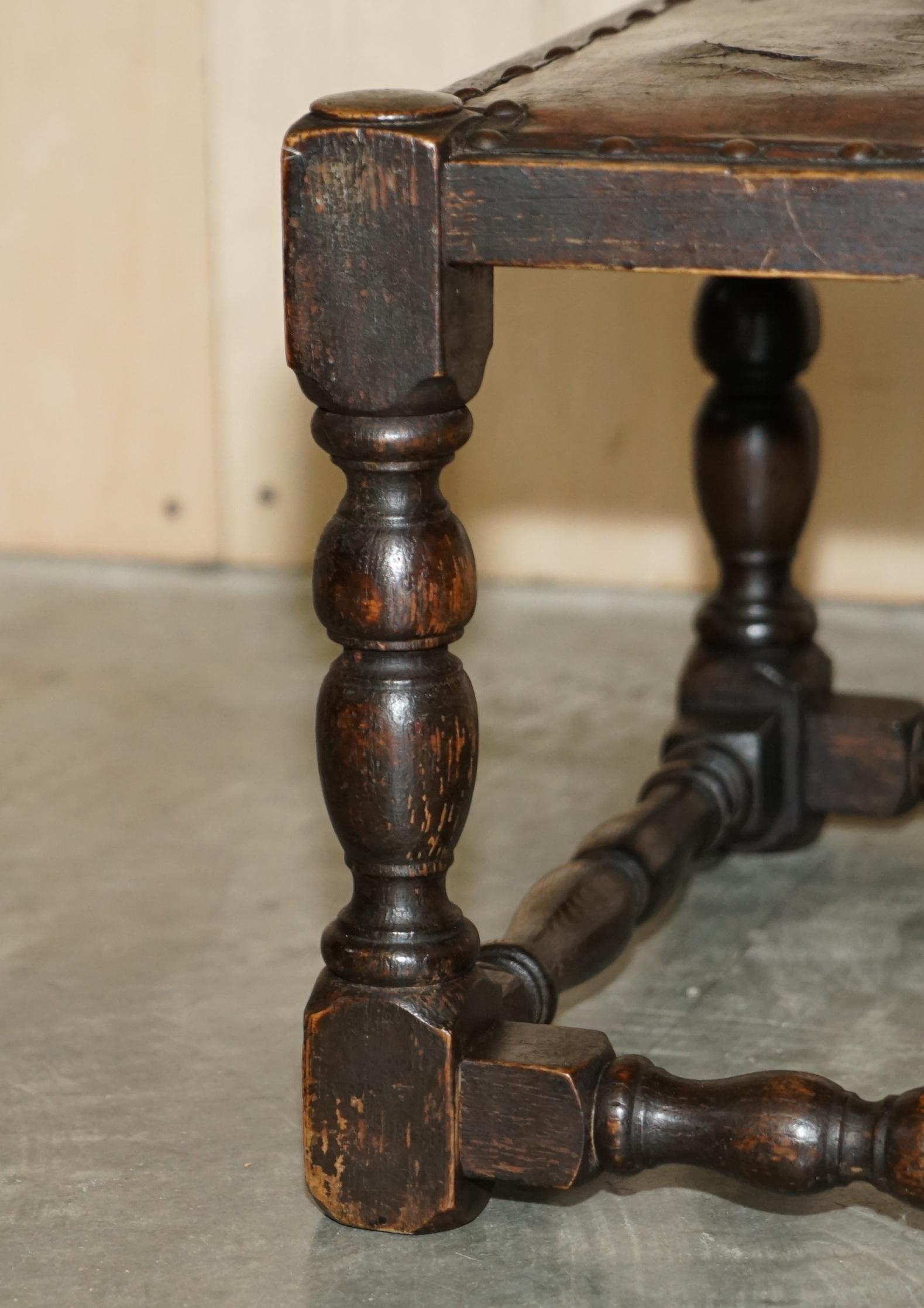 Petit repose-pieds édouardien ancien en cuir marron et chêne anglais vers 1900-1910 en vente 1