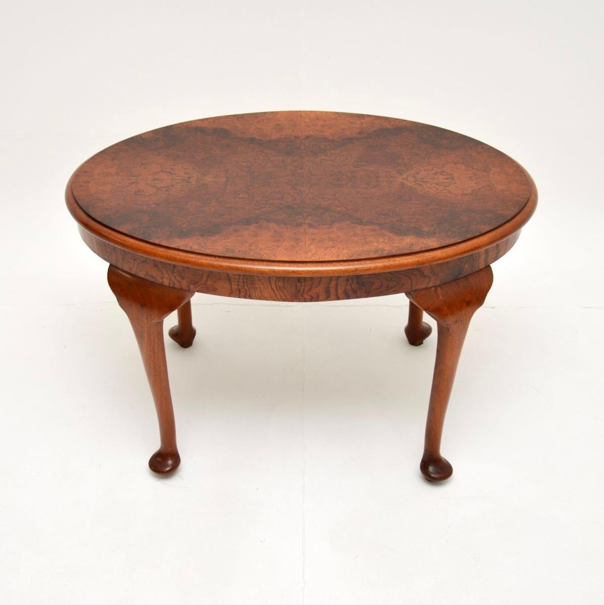 A smart and very well made antique Edwardian burr walnut coffee table. Thus was made in England, it dates from around the 1900-1920 period.

It is of lovely quality, the oval top has stunning burr walnut grain patterns and sits on beautiful solid