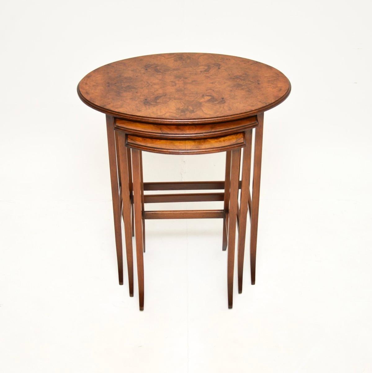Antique Edwardian Burr Walnut Nest of Three Tables In Good Condition In London, GB
