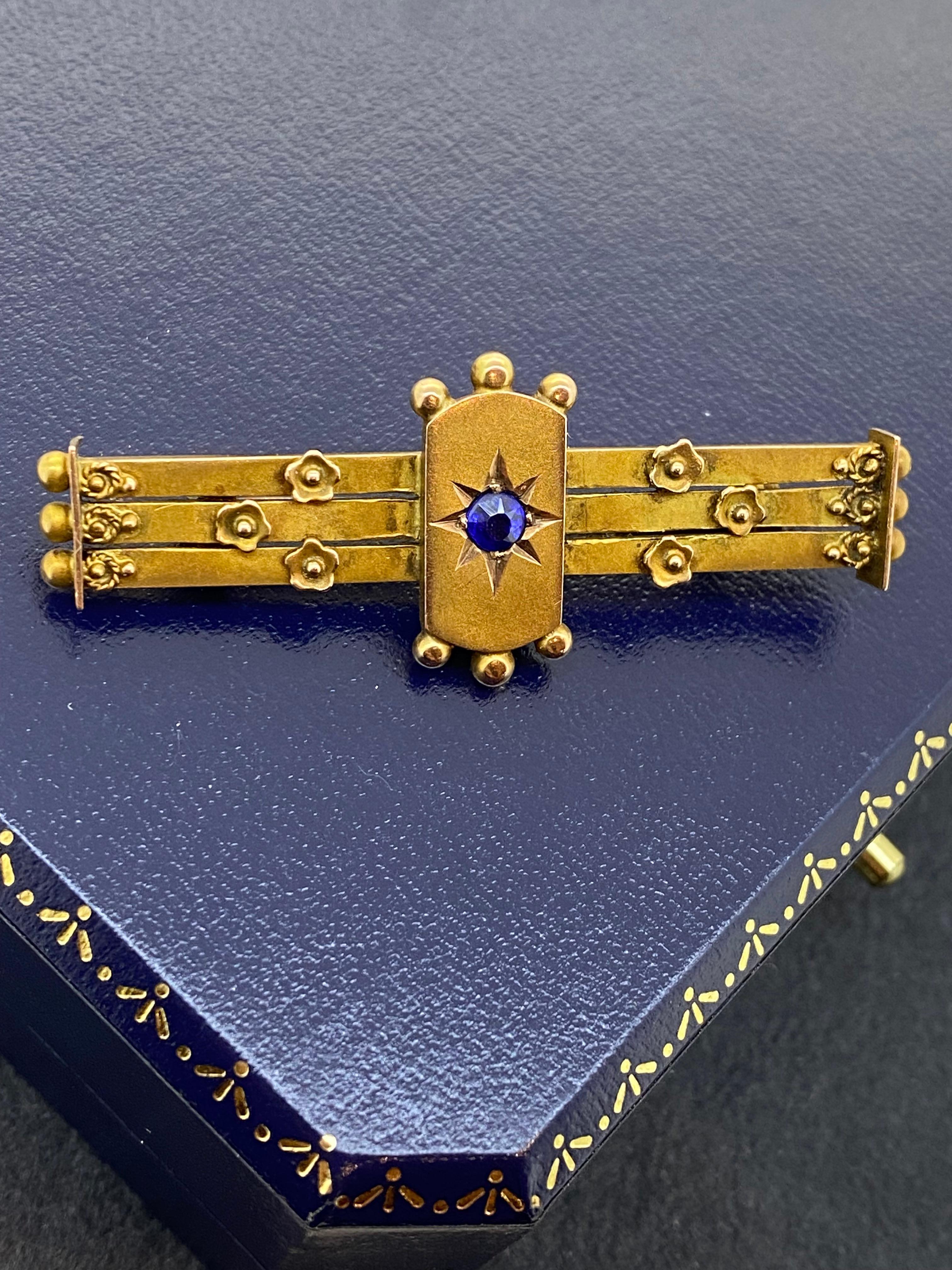 Édouardien Broche ancienne en or jaune 15K et saphir de Willis & Sons, datant de l'époque édouardienne, vers 1905. en vente