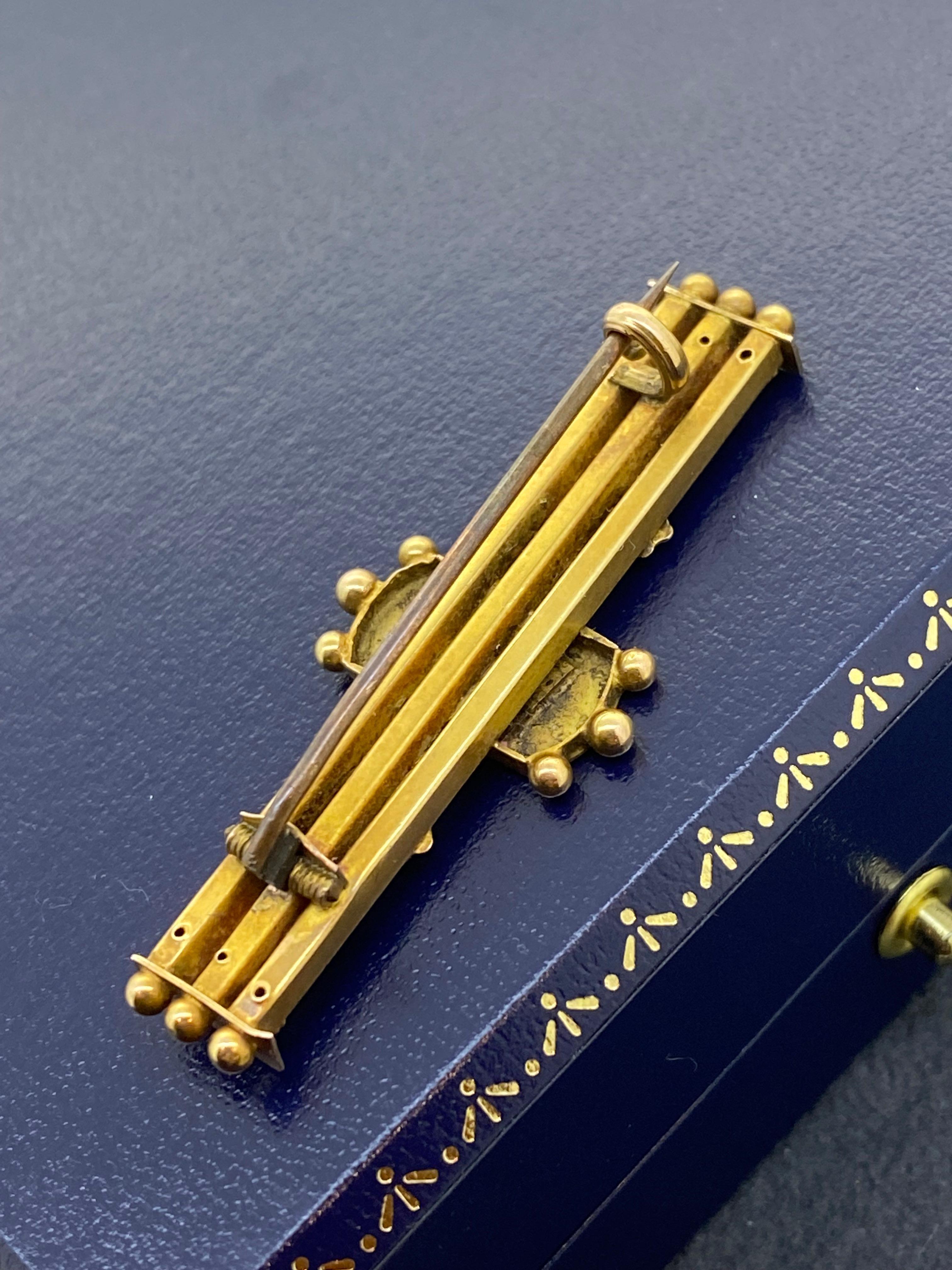 Taille ronde Broche ancienne en or jaune 15K et saphir de Willis & Sons, datant de l'époque édouardienne, vers 1905. en vente