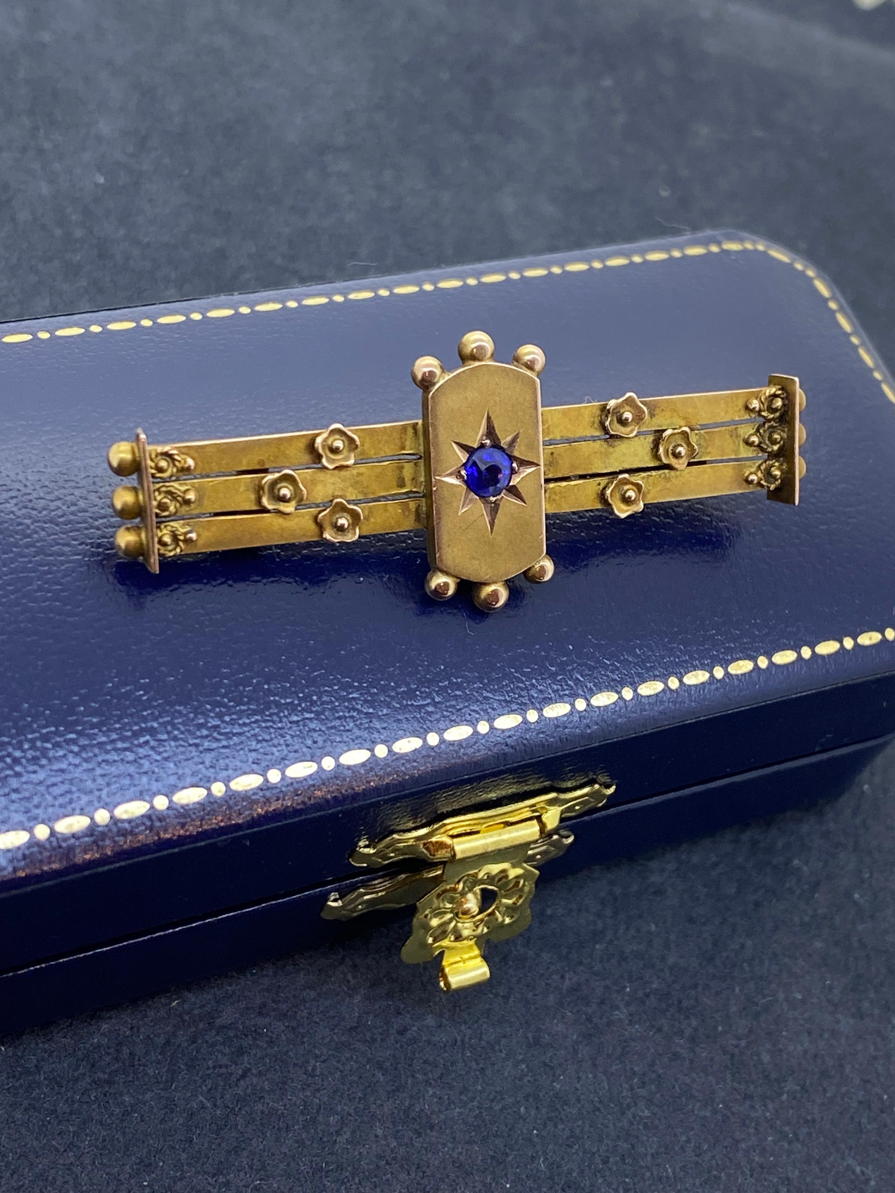 Broche ancienne en or jaune 15K et saphir de Willis & Sons, datant de l'époque édouardienne, vers 1905. Excellent état - En vente à MELBOURNE, AU