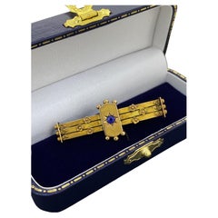 Broche ancienne en or jaune 15K et saphir de Willis 
Sons, datant de l
époque édouardienne, vers 1905.
