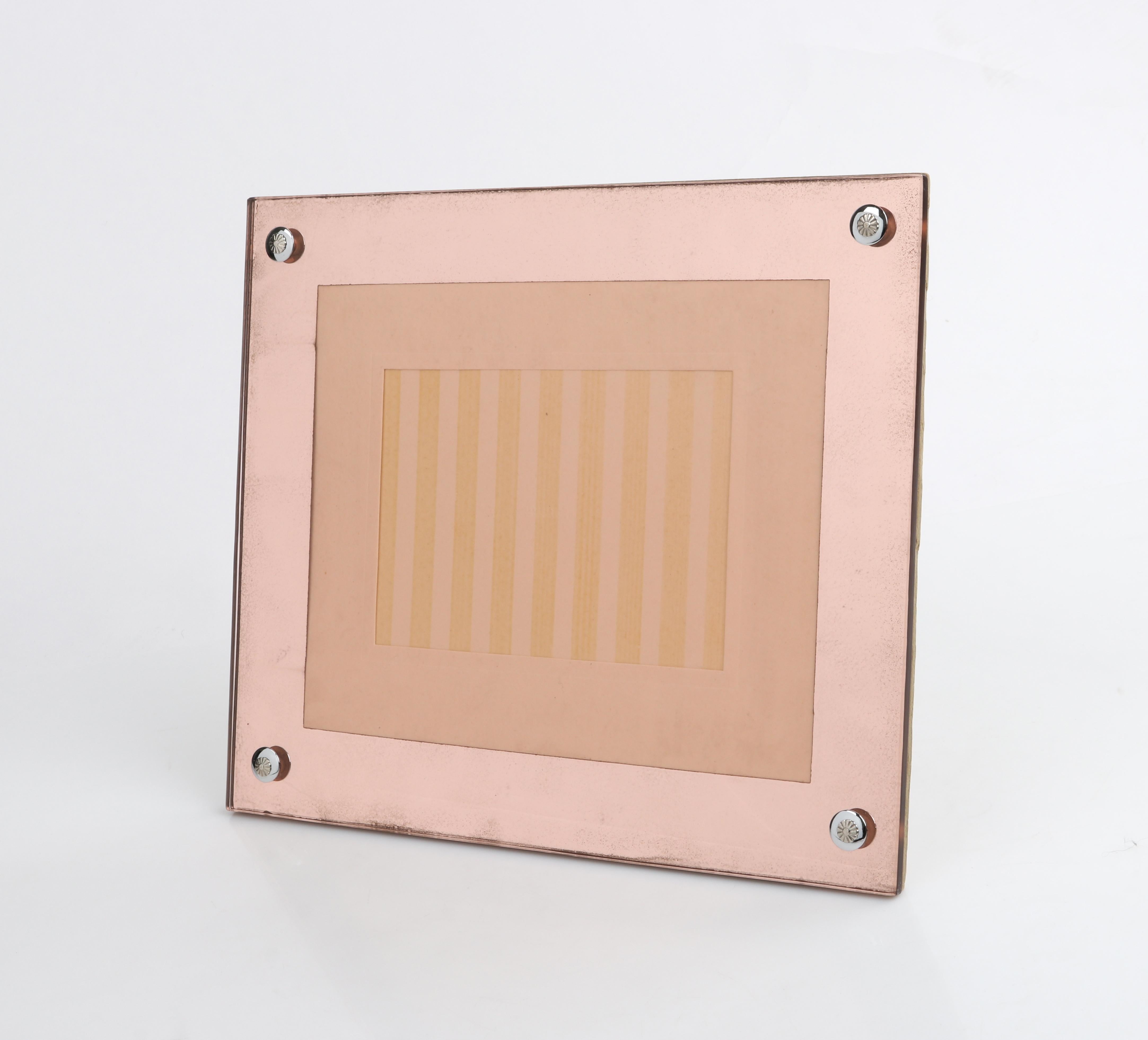 Antique Edwardian c.1920's Mirrored Rose Gold Horizontal Desk Picture Frame

Full glass cover, approximately 6mm in thickness. Glass is mirrored around outer border. Rose gold finish to glass. Adorned with 4 separate silver-toned floral shaped