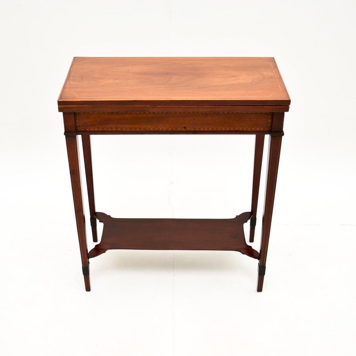 Une table à cartes ancienne de style édouardien, élégante et très bien faite. Fabriqué en Angleterre, il date d'environ la période 1900-1910.

La qualité est superbe et la taille est adorable. Il repose sur des pieds fuselés avec un étage inférieur