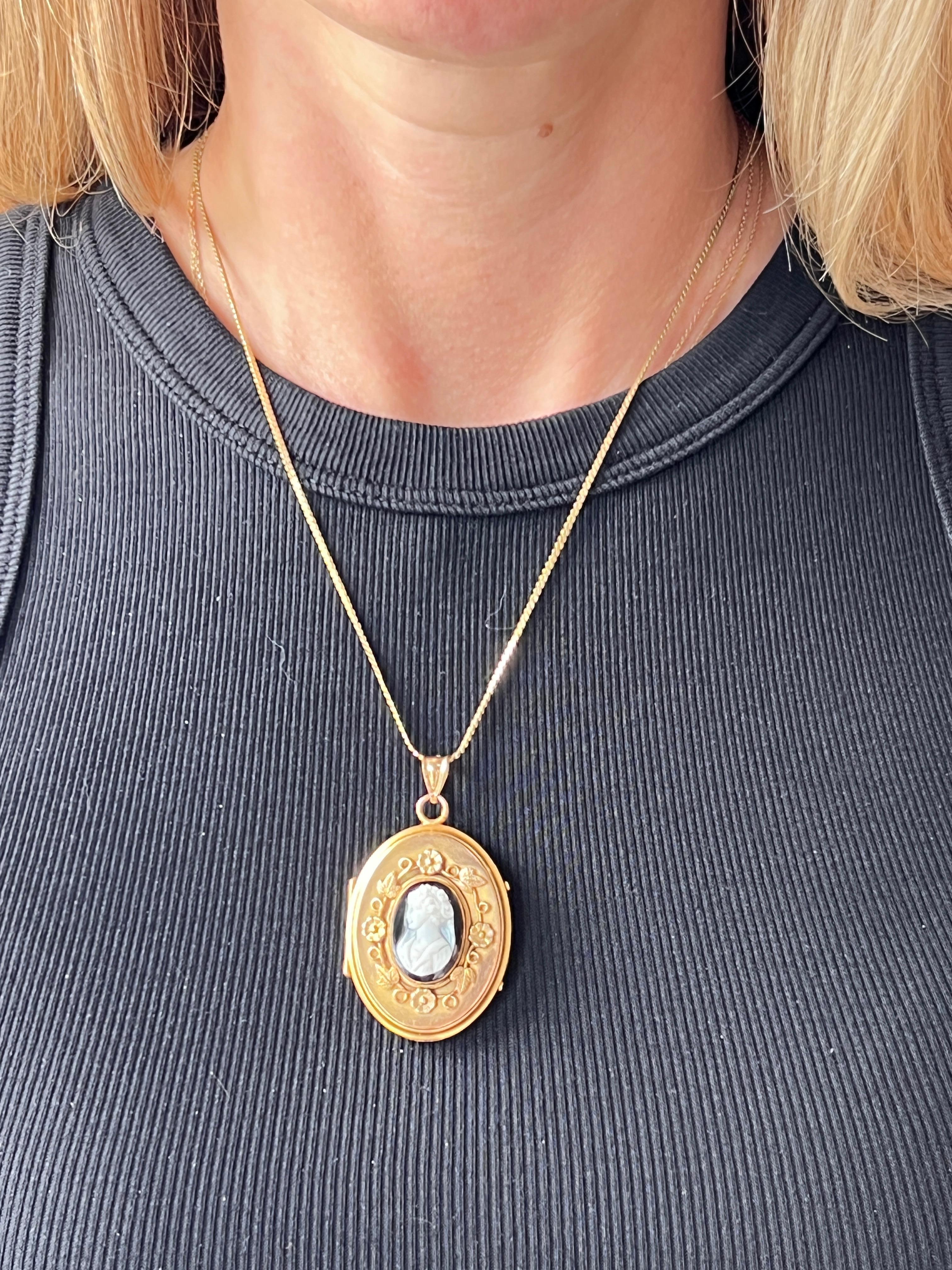 Antique Edwardian Carved Agate Cameo and  10k/14k Yellow Gold Locket 1900s For Sale 10