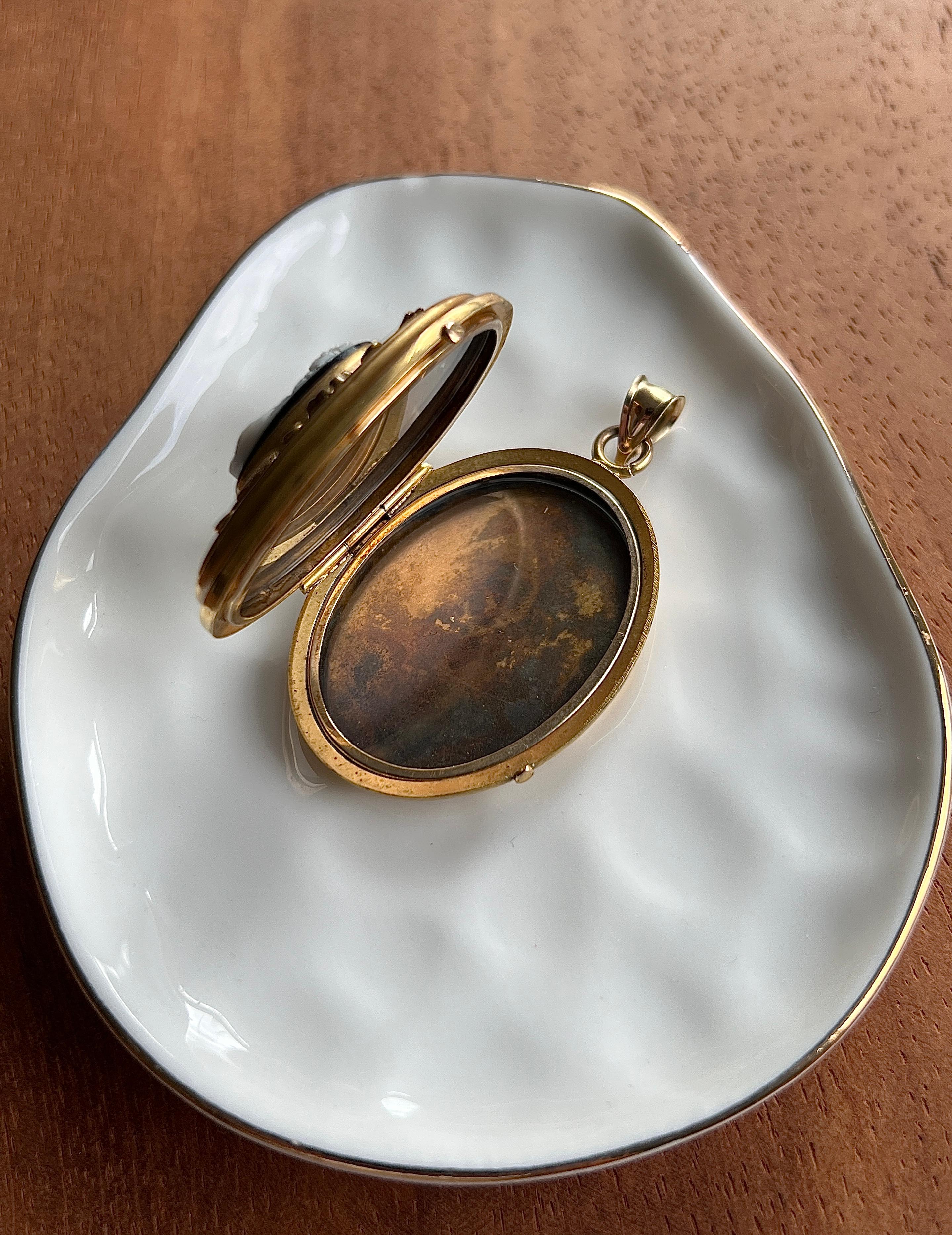 Portrait Cut Antique Edwardian Carved Agate Cameo and  10k/14k Yellow Gold Locket 1900s For Sale