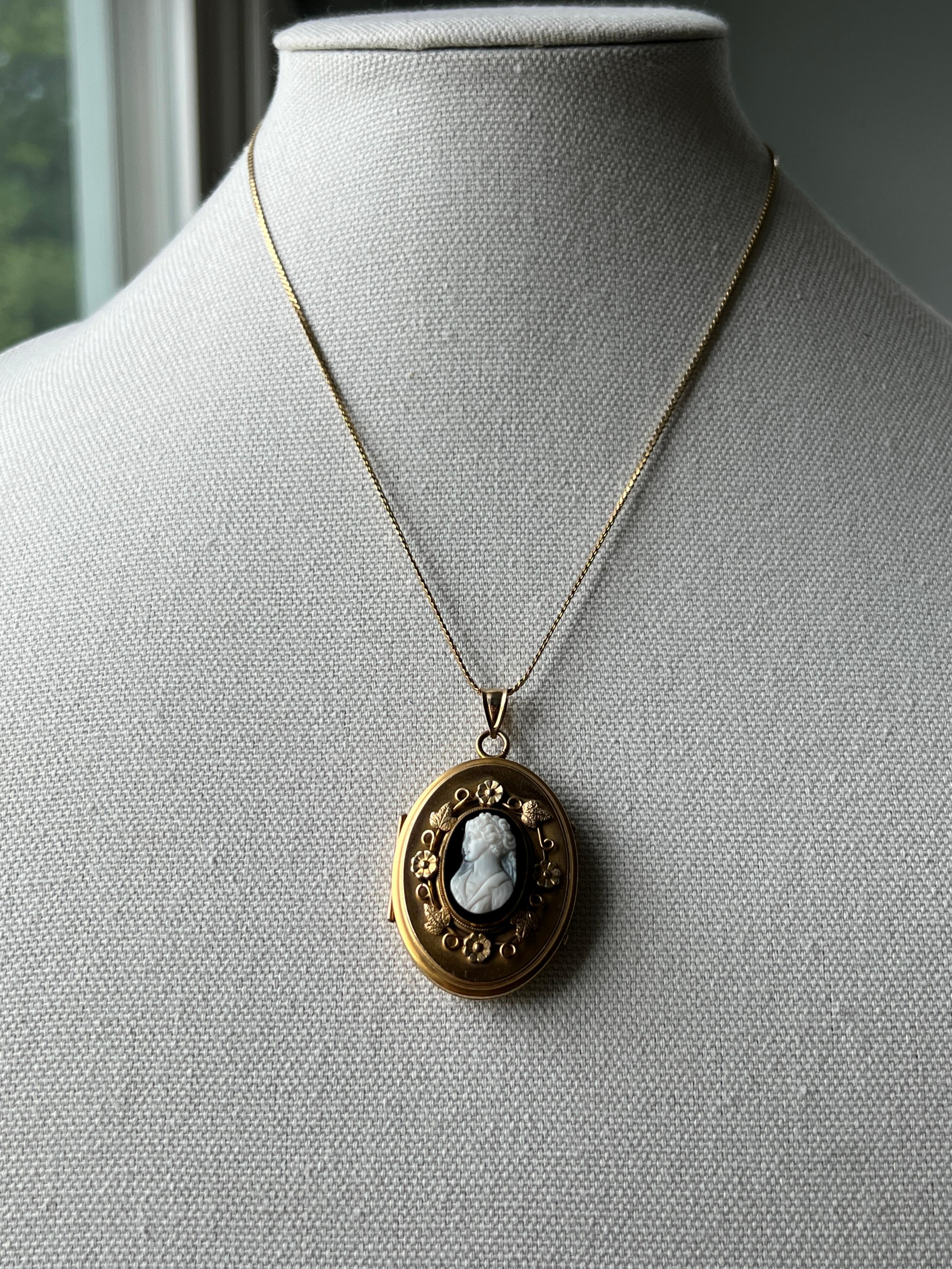 Antique Edwardian Carved Agate Cameo and  10k/14k Yellow Gold Locket 1900s In Good Condition For Sale In Towson, MD
