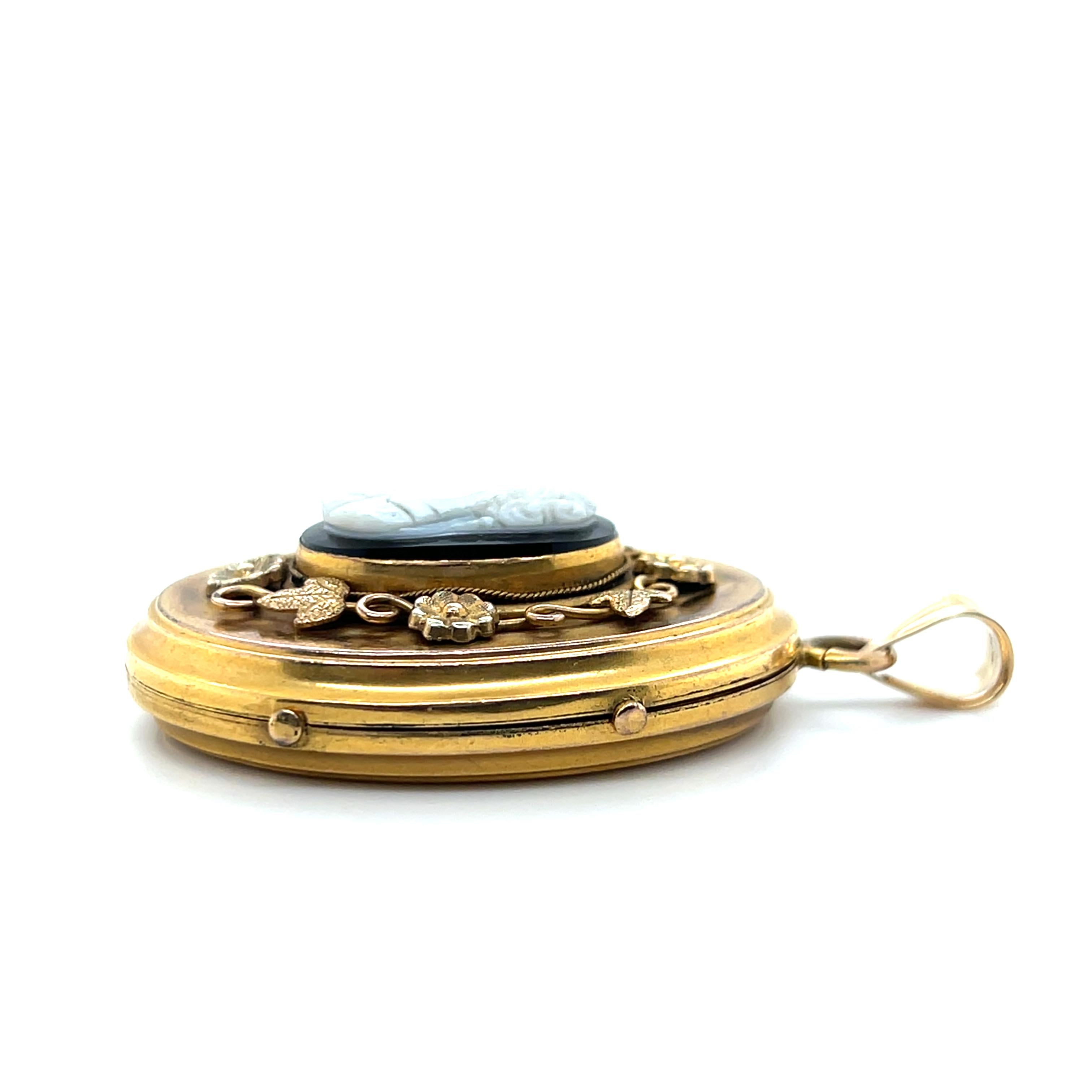 Antique Edwardian Carved Agate Cameo and  10k/14k Yellow Gold Locket 1900s For Sale 3