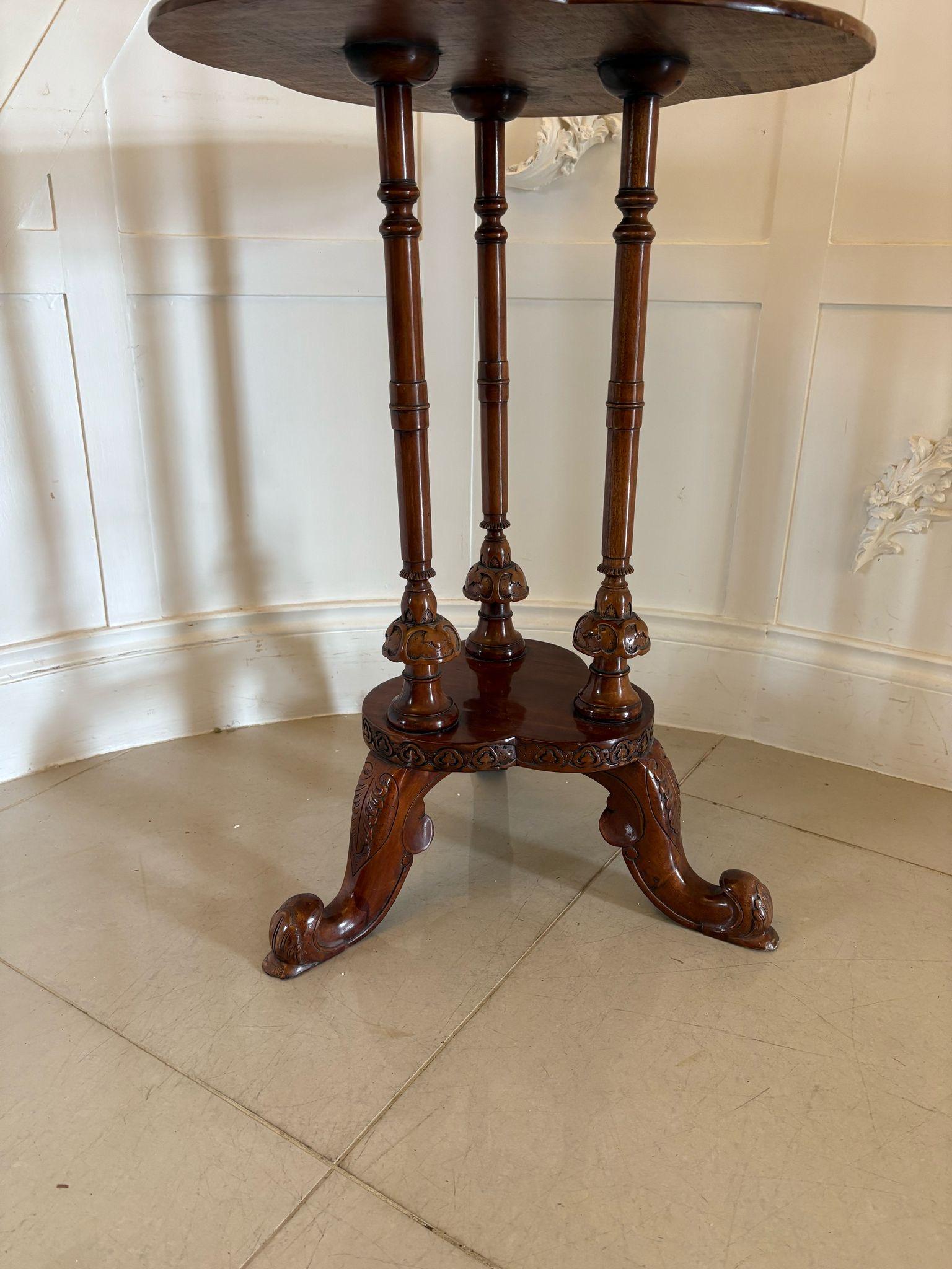 Ancienne table de lampe en acajou sculpté de l'époque édouardienne en vente 2